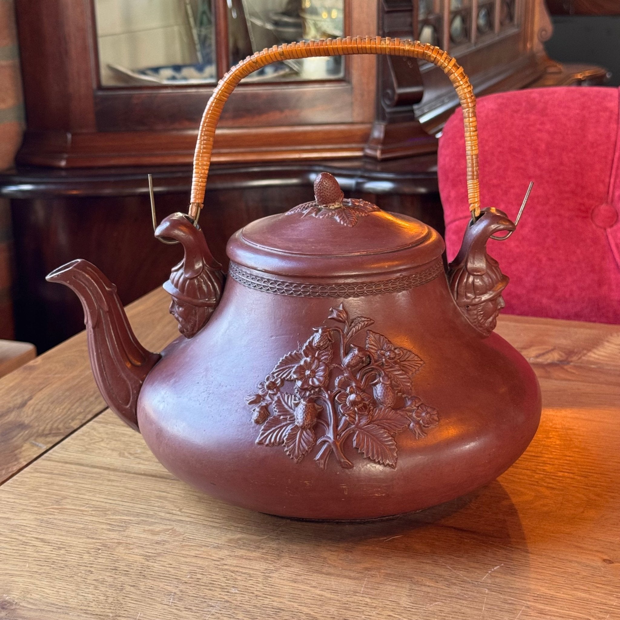 Victoriaanse ‘Strawberry Relief’ theepot – Engeland, ca. 1880–1910 - The Collectionist
