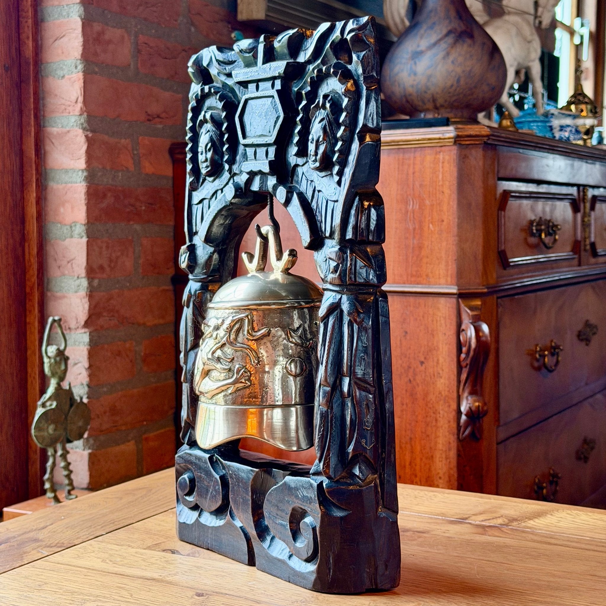 Vintage Balinese Tempelbel met Naga Draak in Ebbenhouten Standaard – 38 cm - The Collectionist