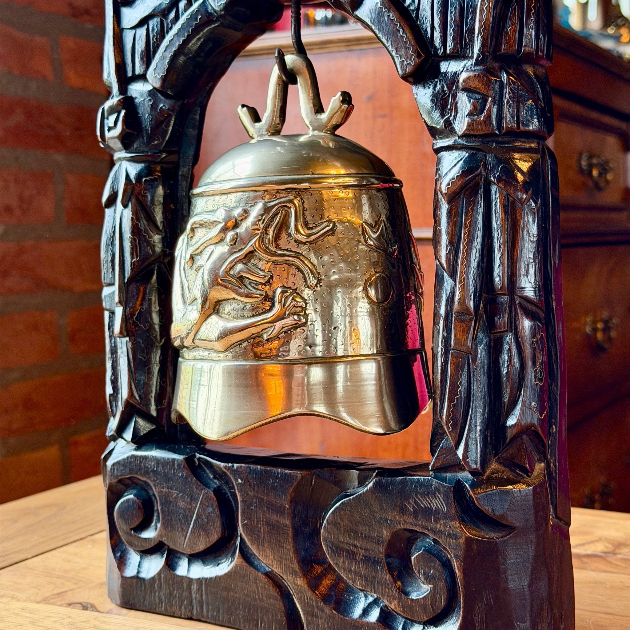 Vintage Balinese Tempelbel met Naga Draak in Ebbenhouten Standaard – 38 cm - The Collectionist