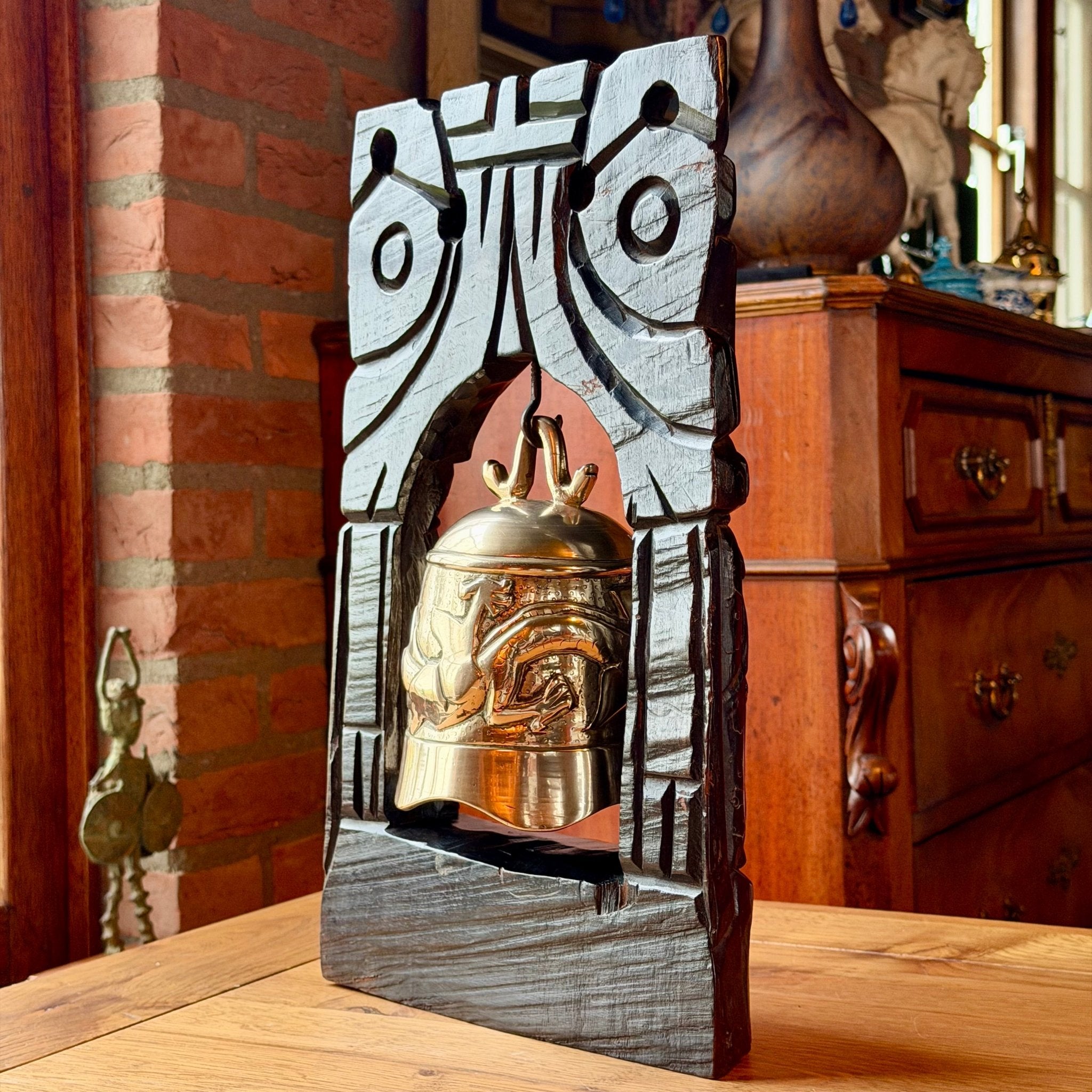 Vintage Balinese Tempelbel met Naga Draak in Ebbenhouten Standaard – 38 cm - The Collectionist