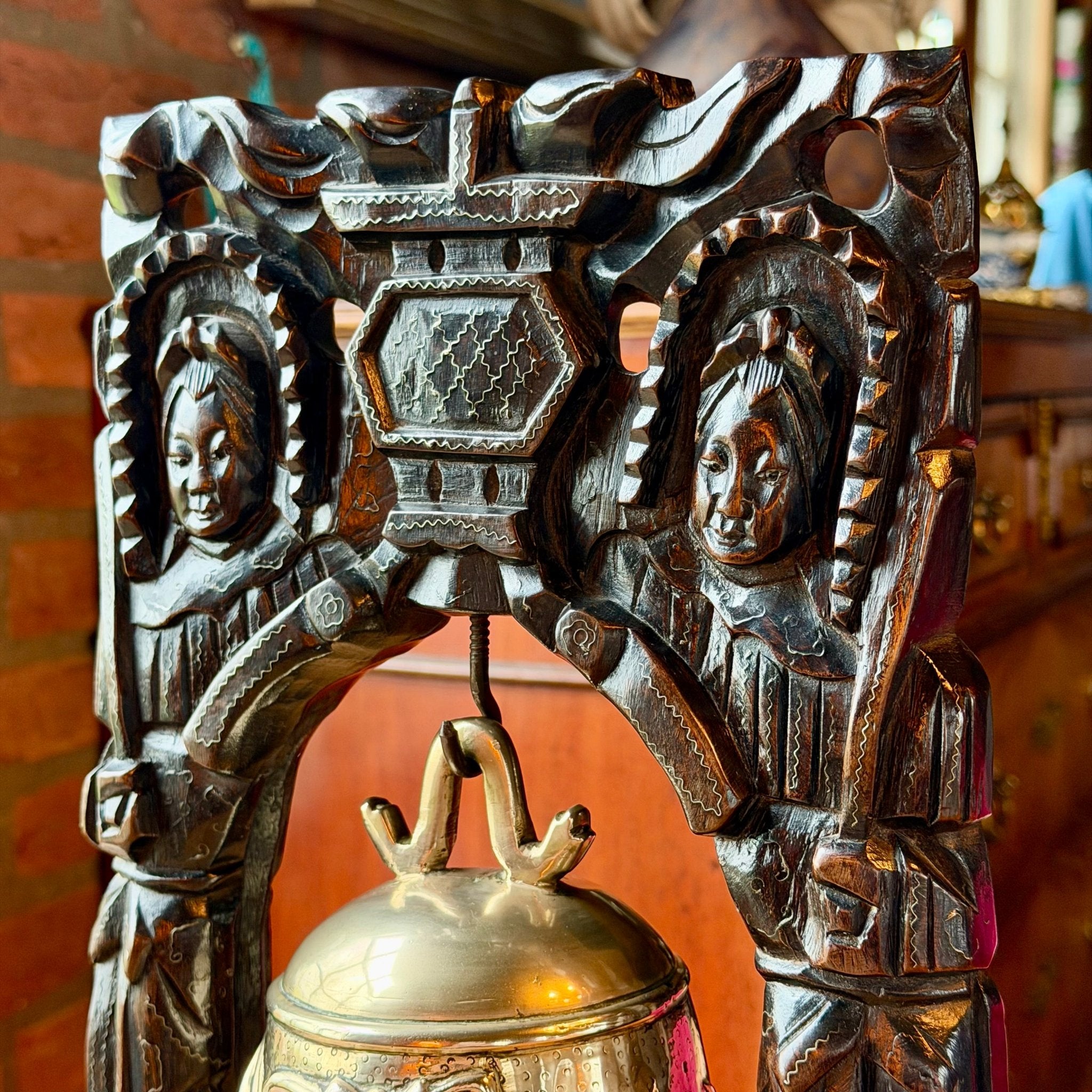 Vintage Balinese Tempelbel met Naga Draak in Ebbenhouten Standaard – 38 cm - The Collectionist