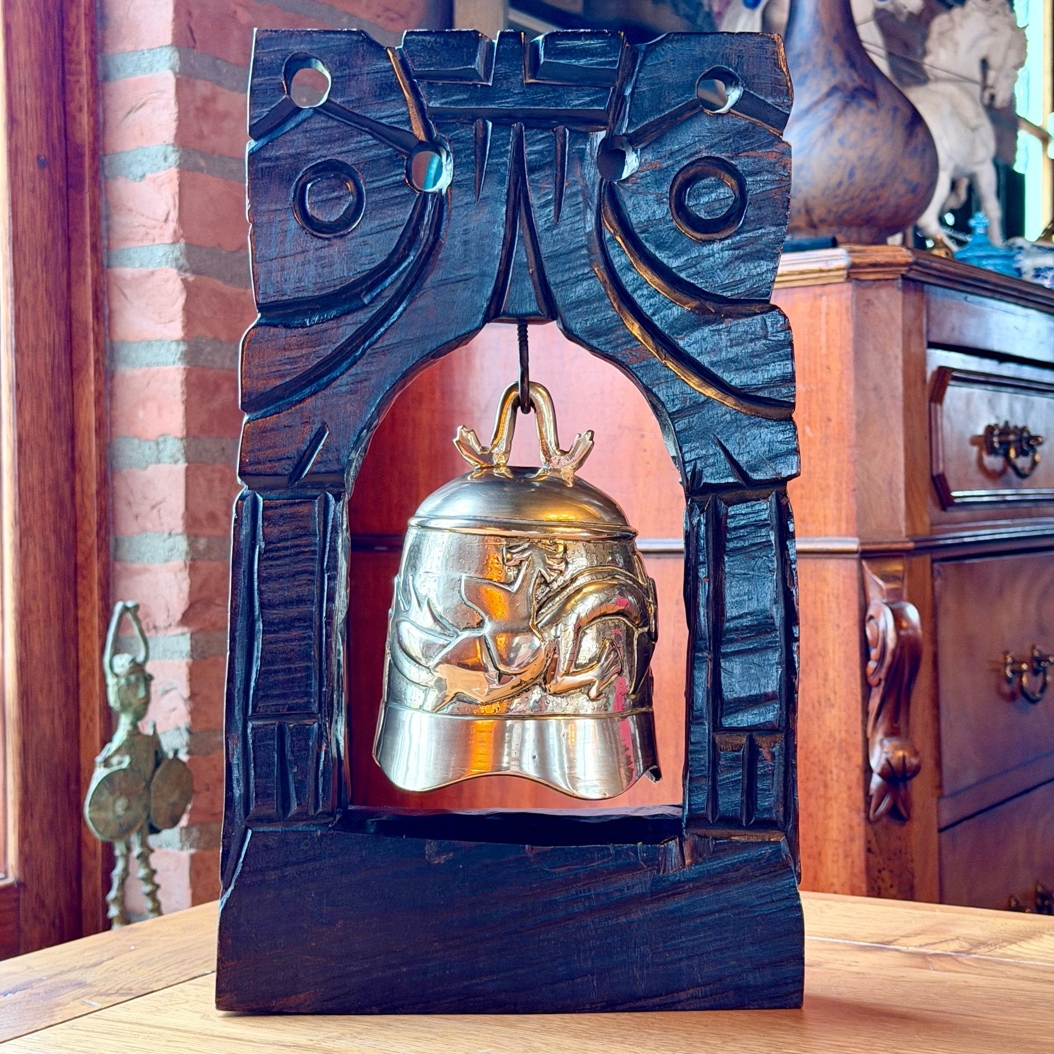 Vintage Balinese Tempelbel met Naga Draak in Ebbenhouten Standaard – 38 cm - The Collectionist