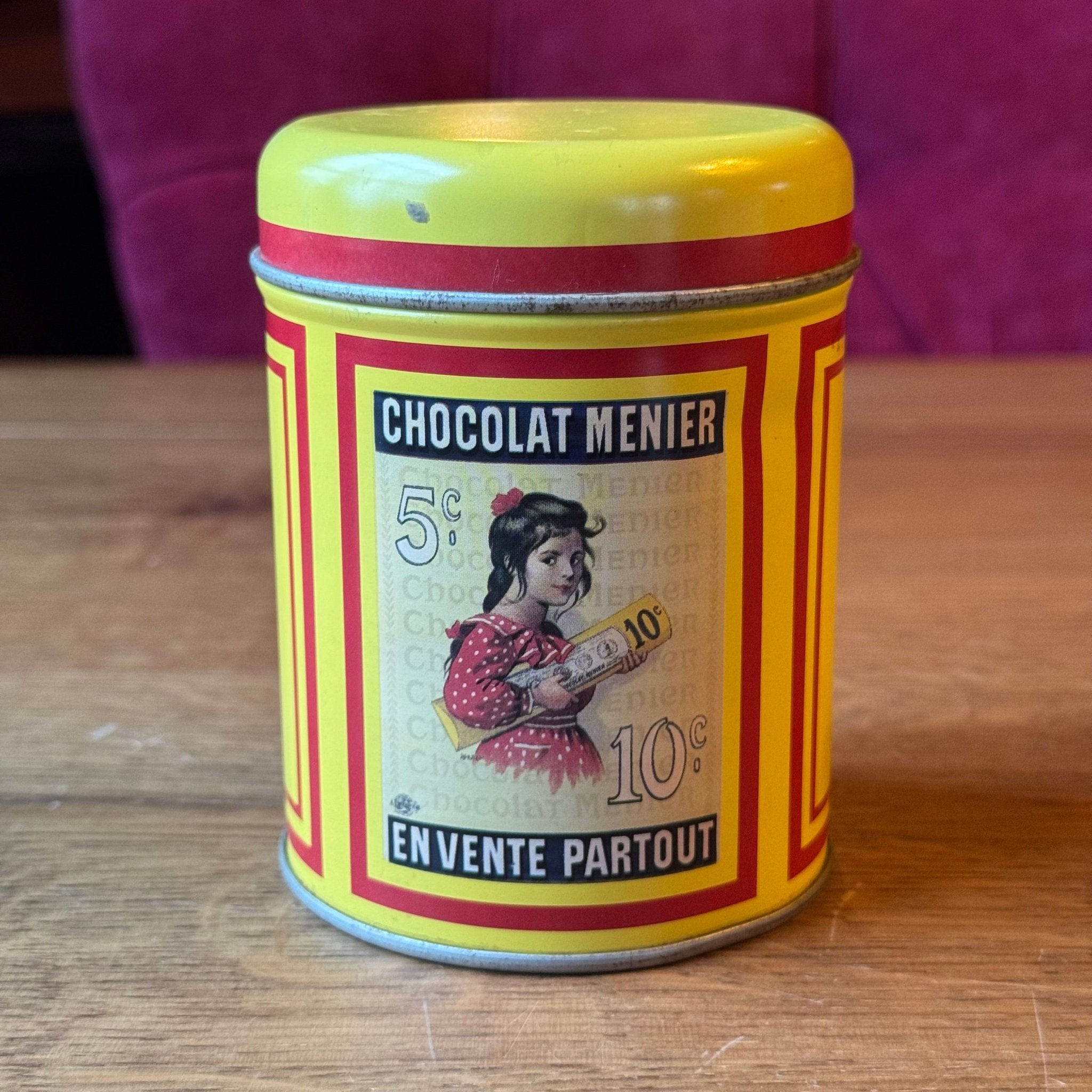 Vintage Blik Chocolat Menier - Geel - Firmin Bouisset Meisje - The Collectionist