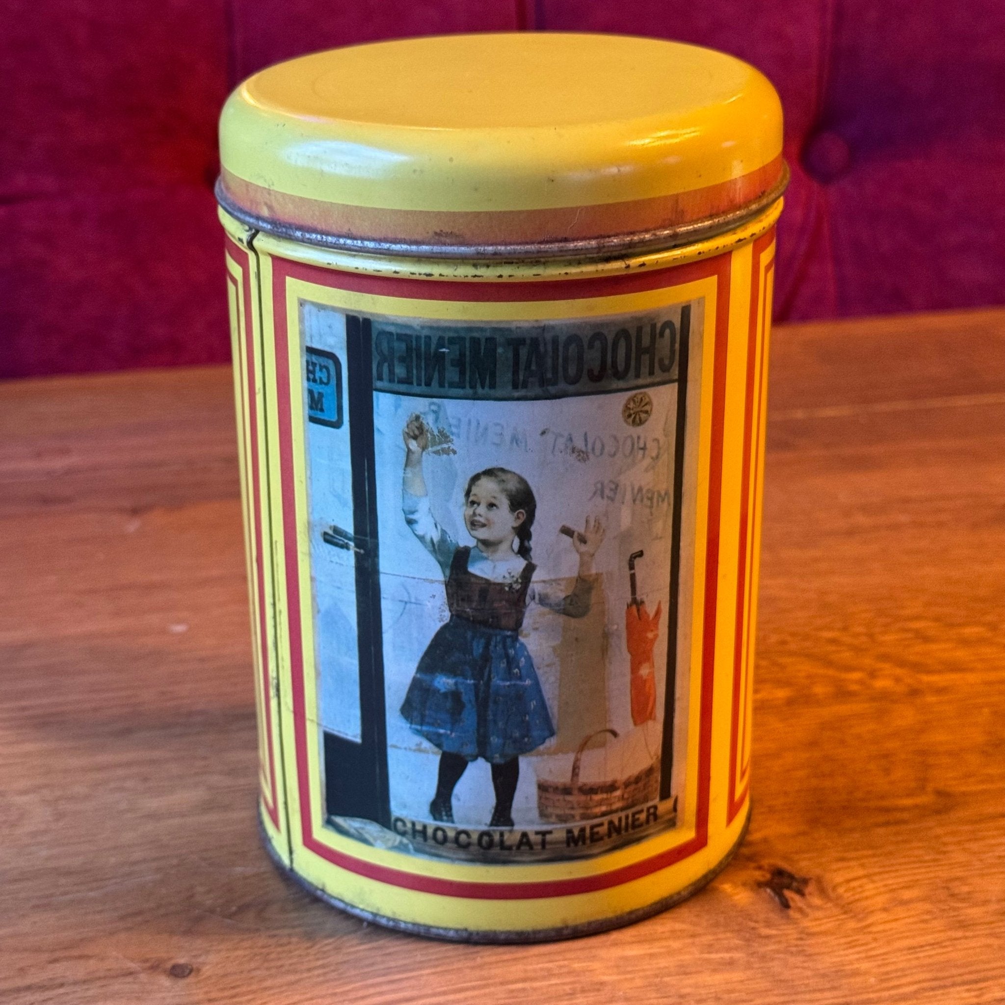 Vintage Blik Chocolat Menier - Geel - Firmin Bouisset Meisje - The Collectionist