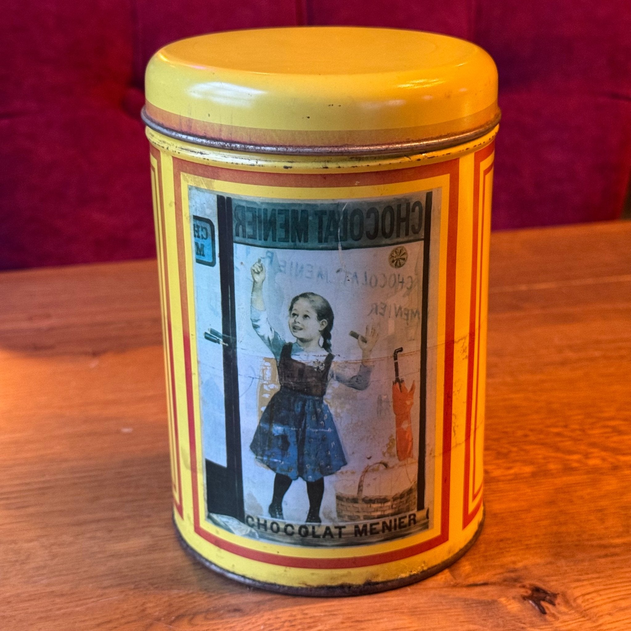 Vintage Blik Chocolat Menier - Geel - Firmin Bouisset Meisje - The Collectionist