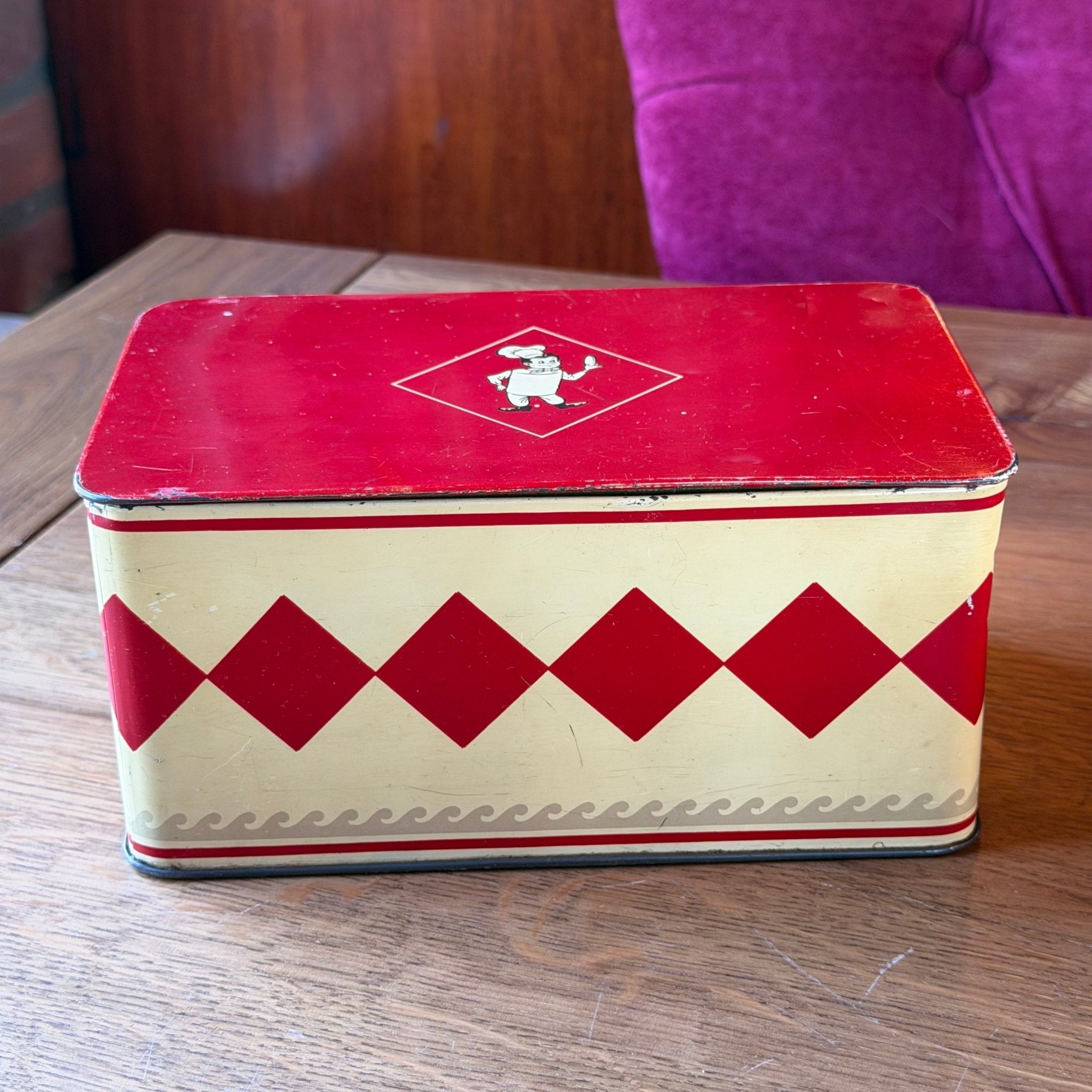 Vintage Bolletje Beschuitblik met Bakkertje – Rood Crème Retro Koekblik Jaren 60