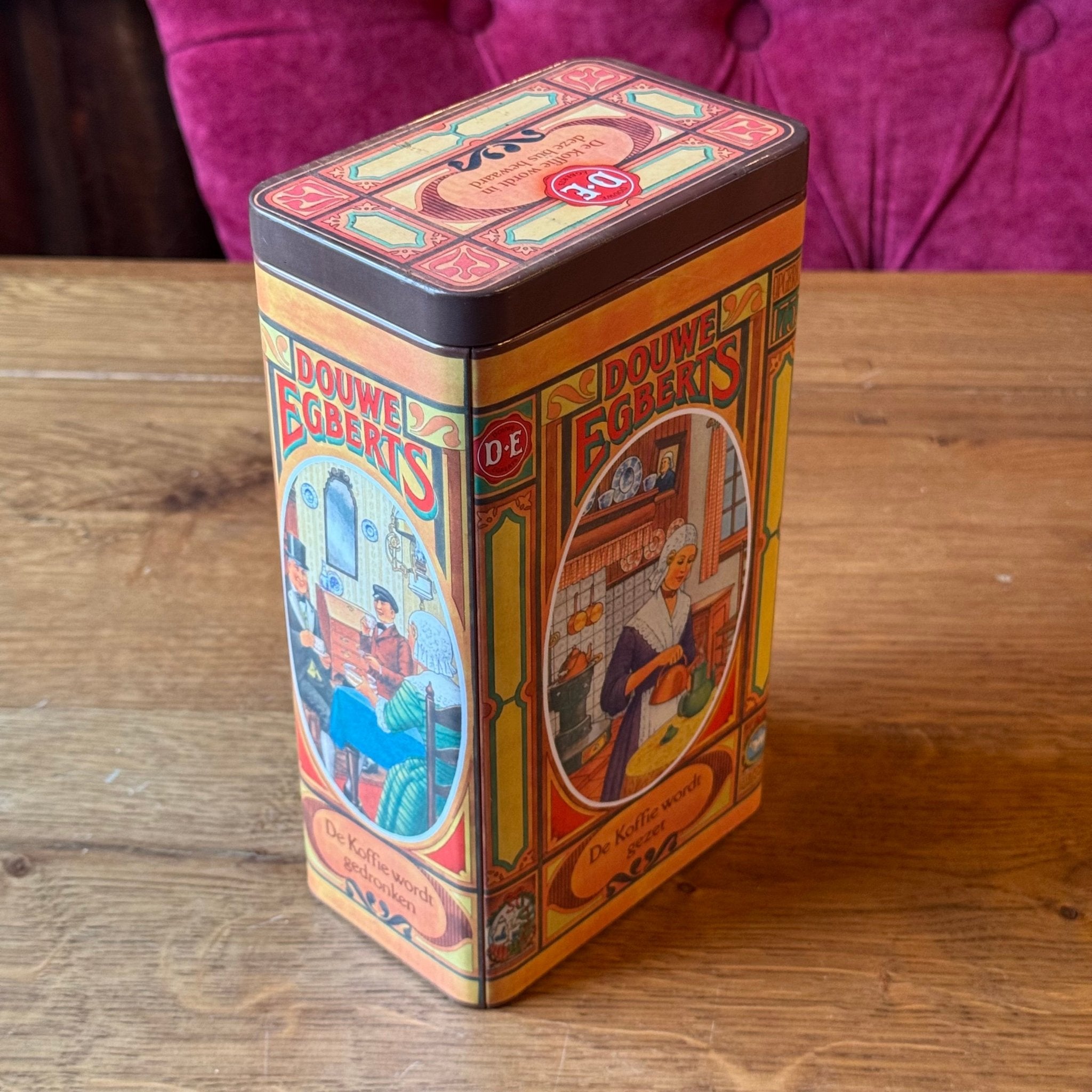 Vintage Douwe Egberts Koffieblik – De Koffie Wordt Ingeschonken - The Collectionist
