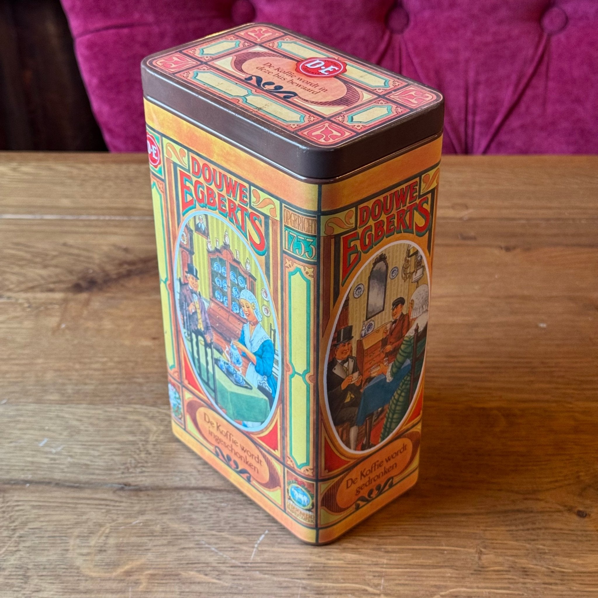 Vintage Douwe Egberts Koffieblik – De Koffie Wordt Ingeschonken - The Collectionist