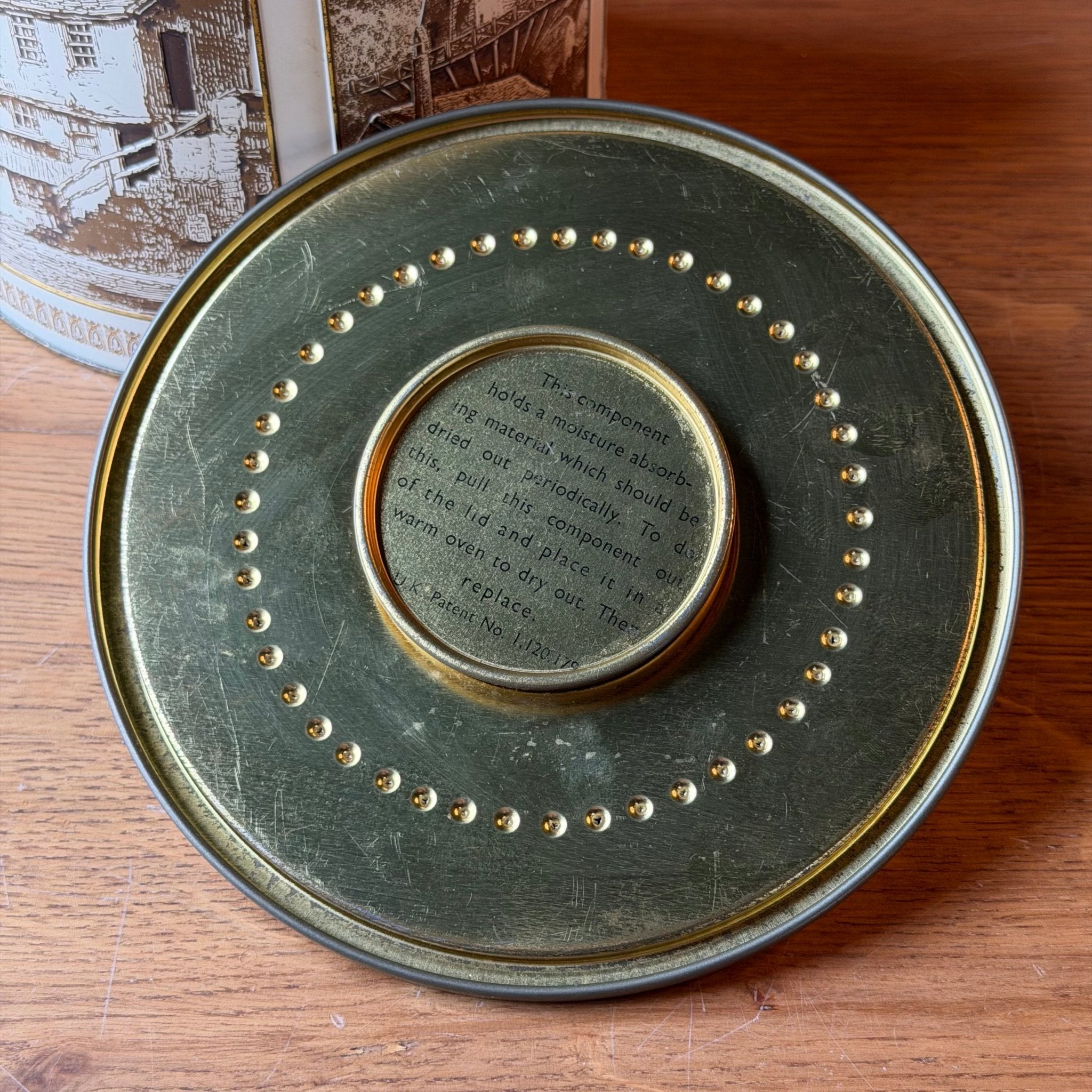 Vintage Engels Biscuit Barrel – Rond Koekblik met Vochtabsorberend Deksel - The Collectionist