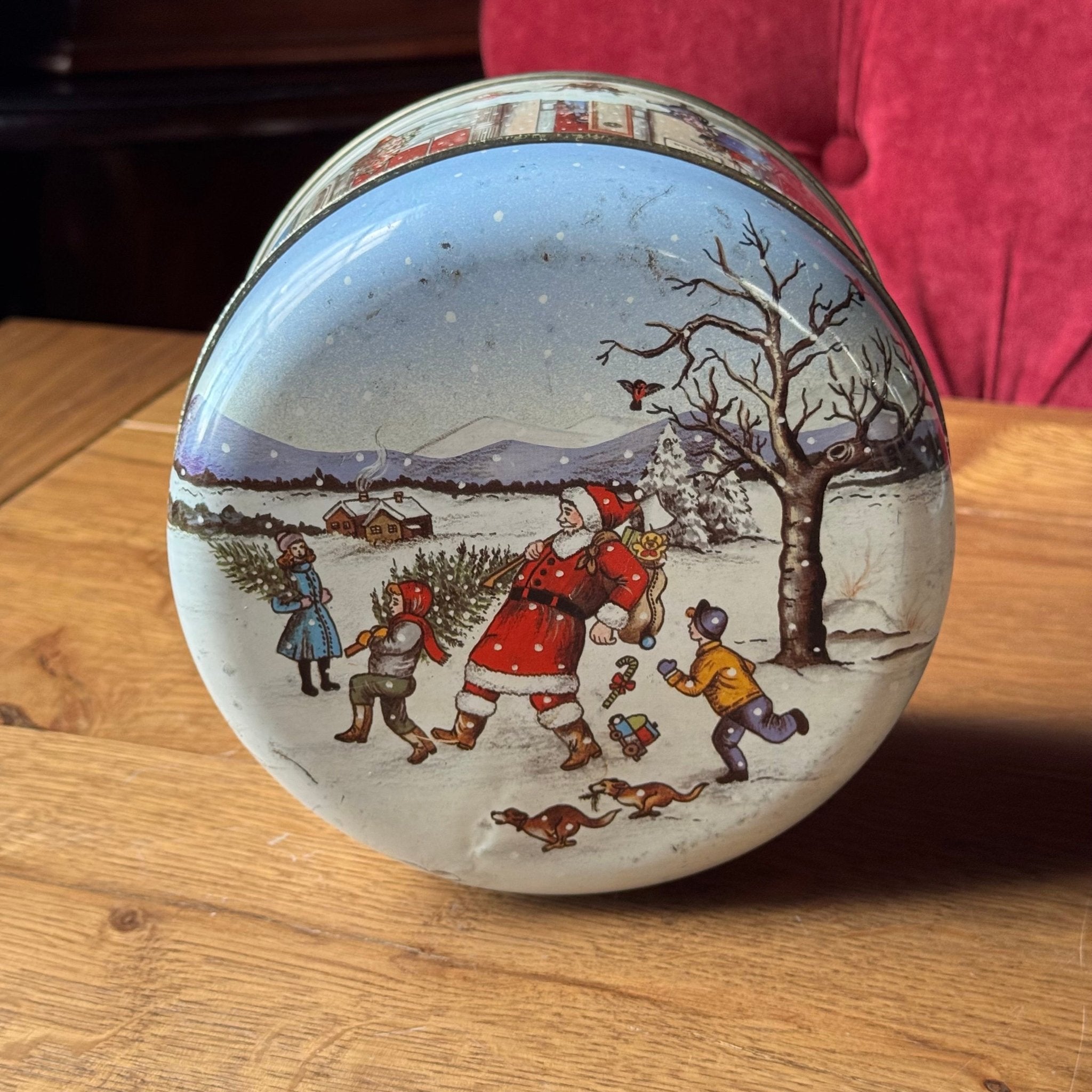 Vintage Kerstblik – Grote Ronde Koektrommel met Dickens - stijl Illustraties - The Collectionist