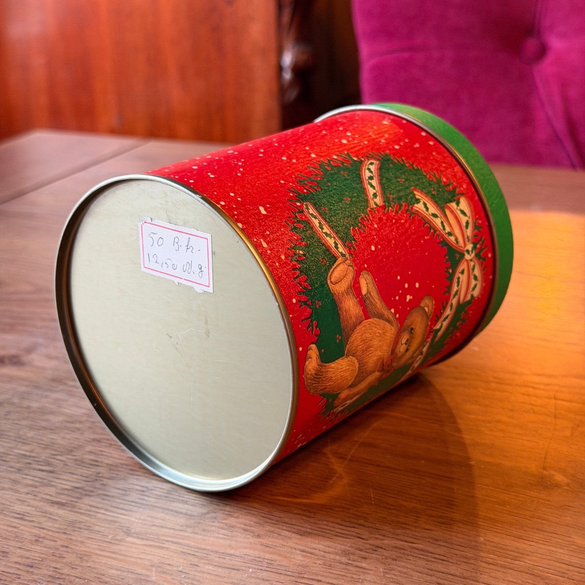 Vintage Kerstblik met Teddybeer & Kerstkrans – Rood & Groen Metaal - The Collectionist