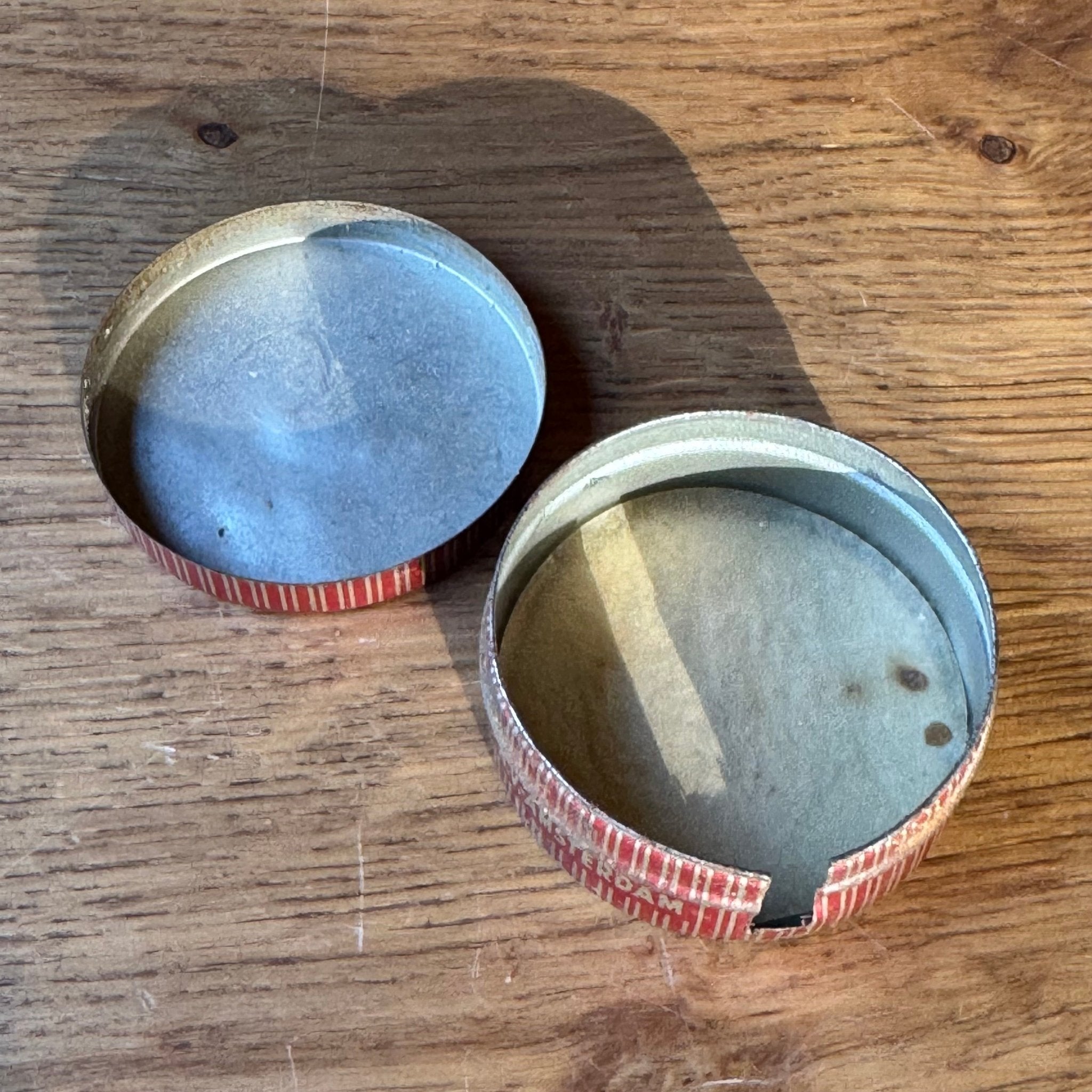 Vintage Leukoplast 911 blikje – Beiersdorf N.V. Amsterdam (ca. jaren 40–50) - The Collectionist