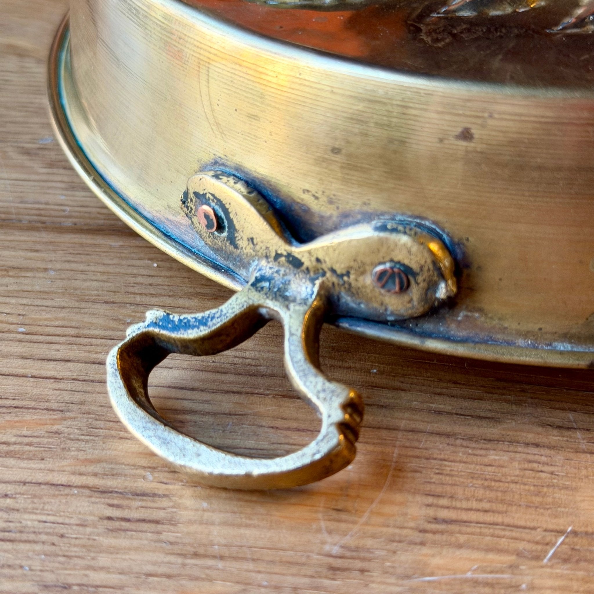 Vintage Messing (Geelkoper) Wand - of Sierpan met Handgedreven Bladmotief – ca. 1930–1950 - The Collectionist