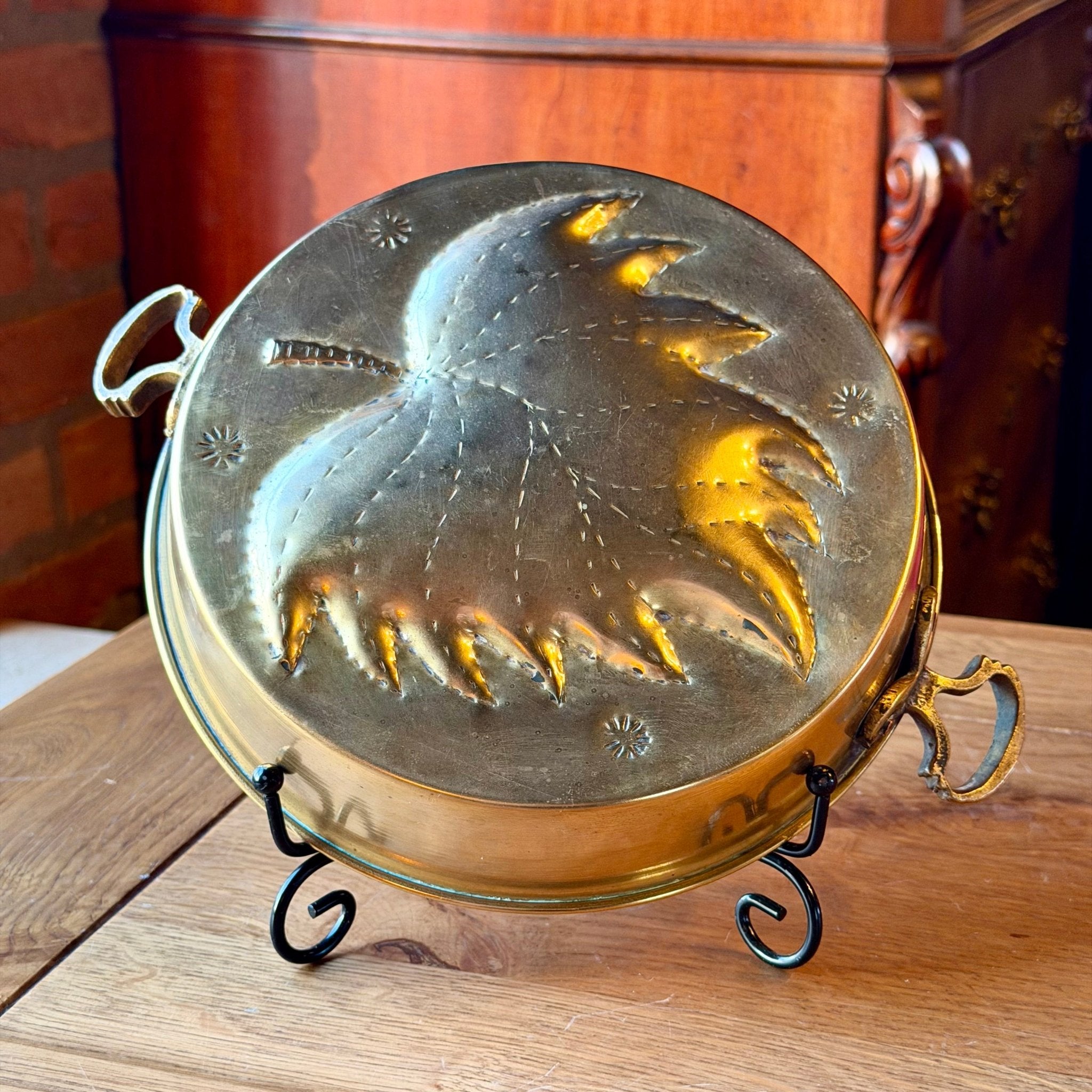 Vintage Messing (Geelkoper) Wand - of Sierpan met Handgedreven Bladmotief – ca. 1930–1950 - The Collectionist