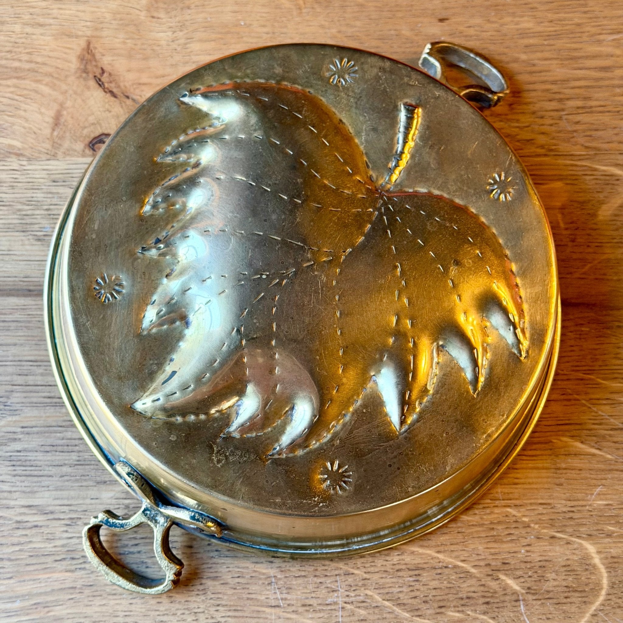 Vintage Messing (Geelkoper) Wand - of Sierpan met Handgedreven Bladmotief – ca. 1930–1950 - The Collectionist