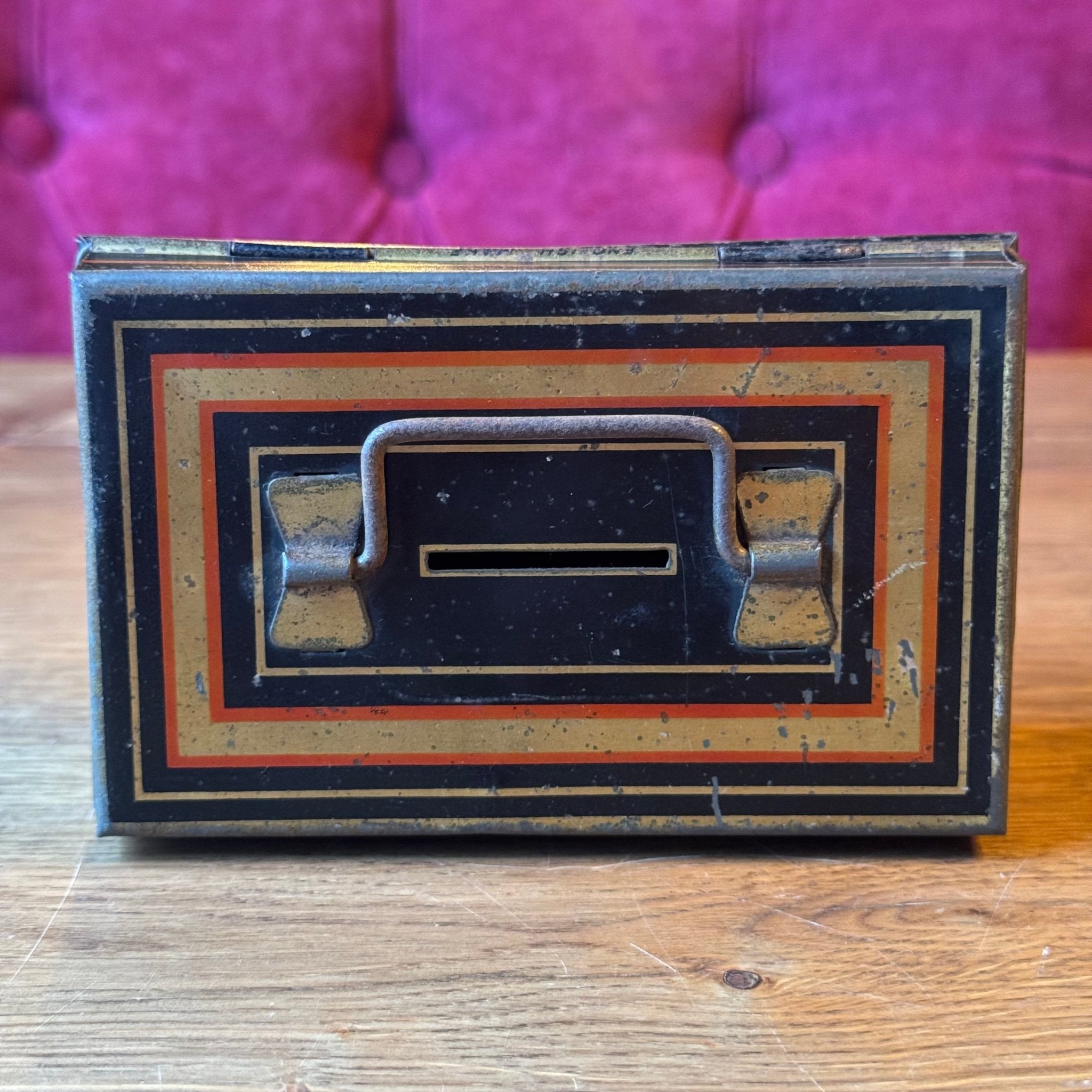 Vintage Metalen Spaar - of Documentenkistje met Sleutel – Zwart met Goud/Rood Decor (ca. 1920–1935) - The Collectionist