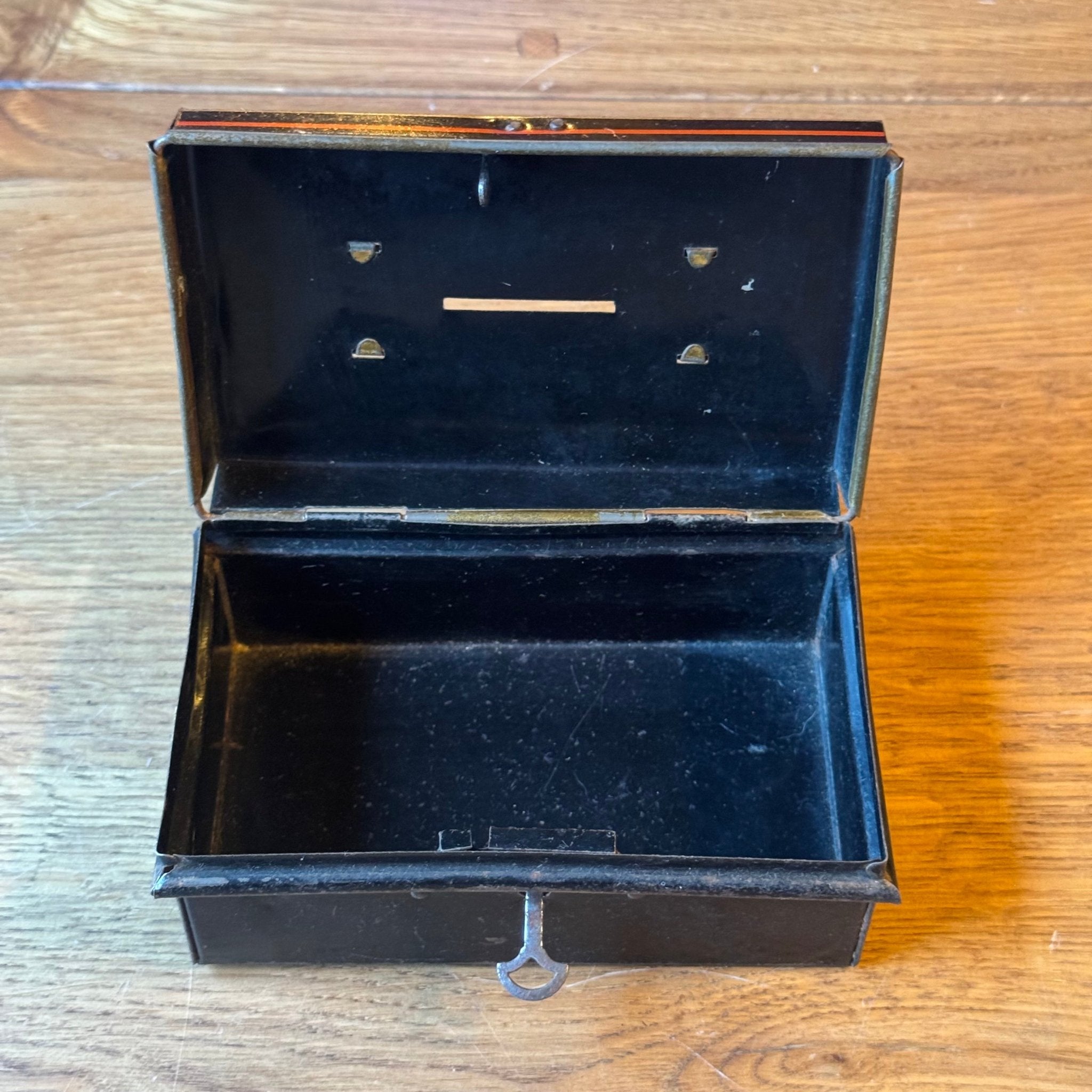 Vintage Metalen Spaar - of Documentenkistje met Sleutel – Zwart met Goud/Rood Decor (ca. 1920–1935) - The Collectionist