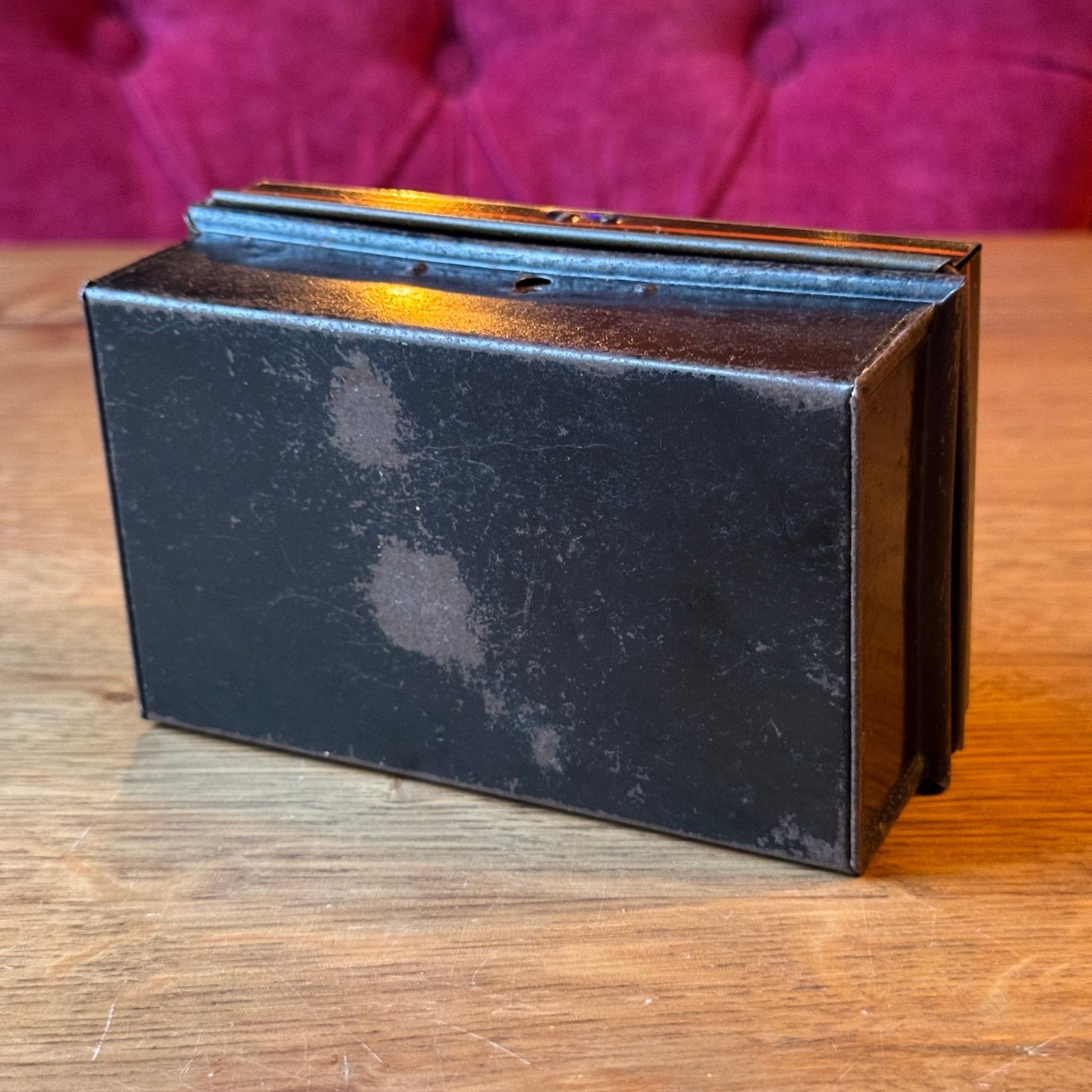 Vintage Metalen Spaar - of Documentenkistje met Sleutel – Zwart met Goud/Rood Decor (ca. 1920–1935) - The Collectionist