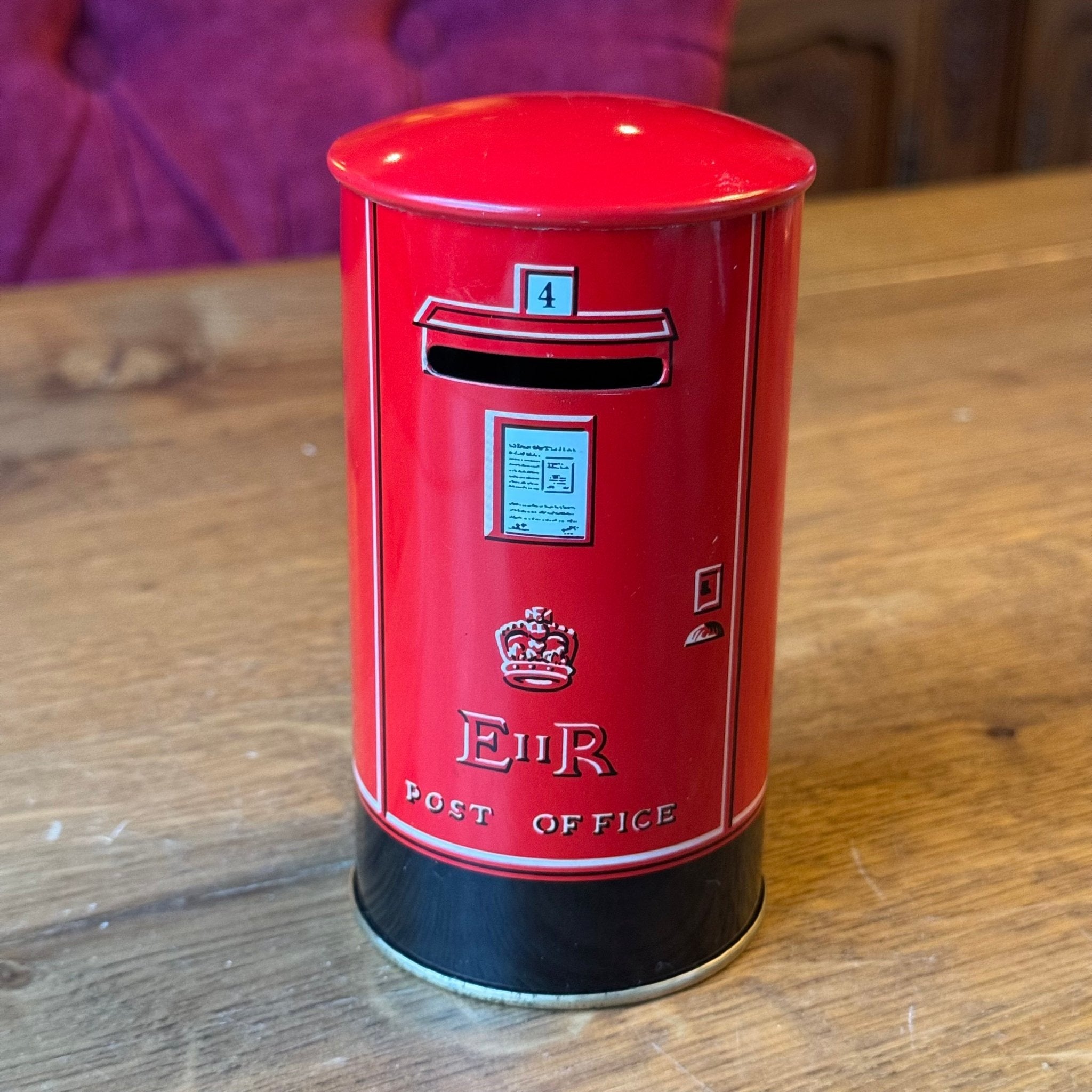 Vintage metalen spaarblik – Britse brievenbus met kattenillustratie - The Collectionist