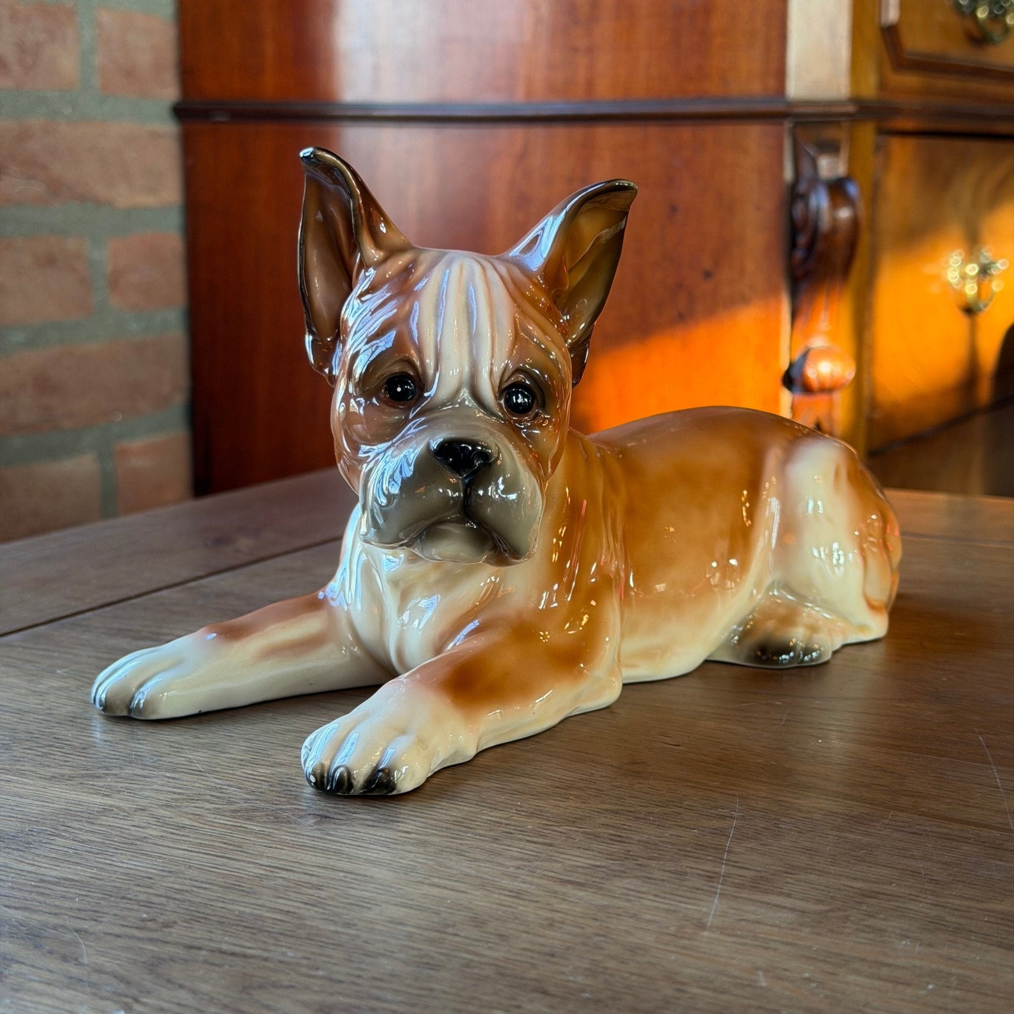 Vintage Porseleinen Hond – Liggende Boxer Figurine (26 cm) - The Collectionist