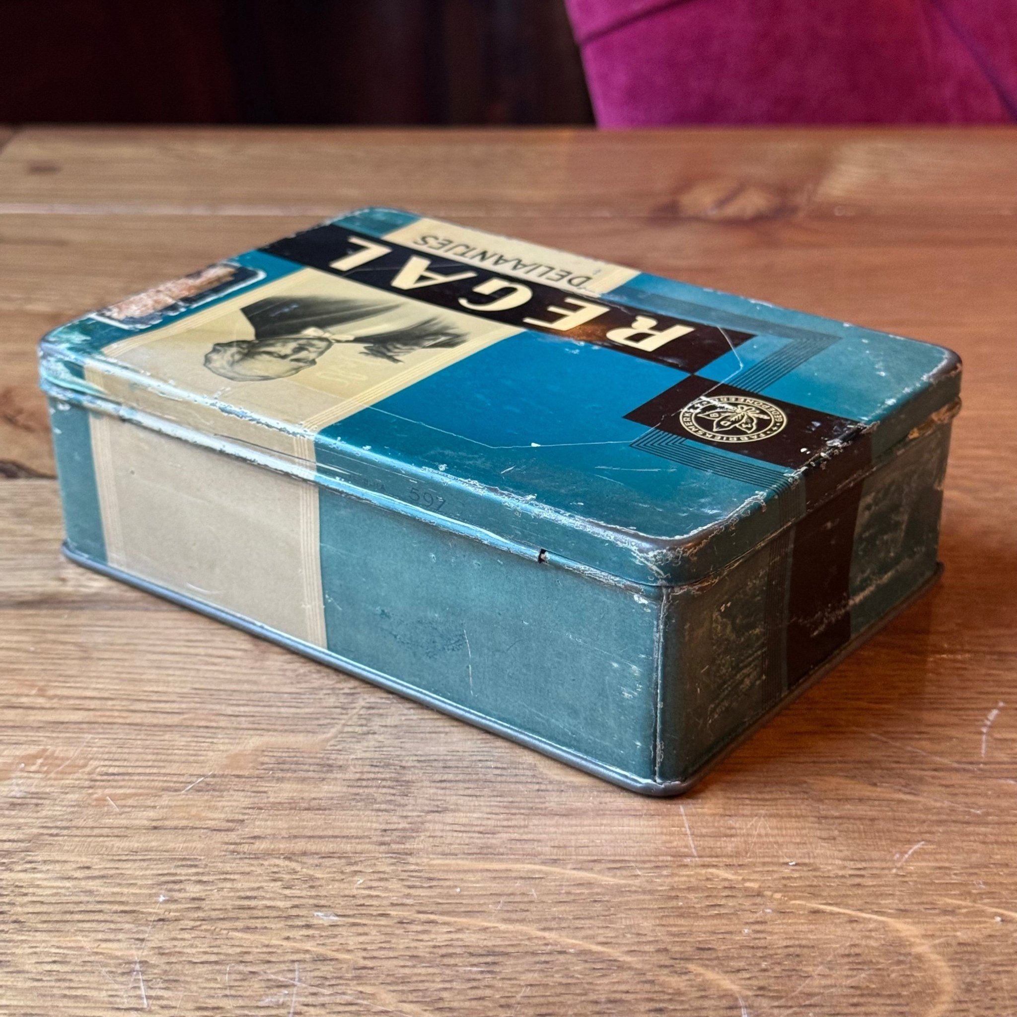 Vintage Regal Sigarenblik - Deliaantjes - Petrol Blauw & Portret (Jaren '50) - The Collectionist