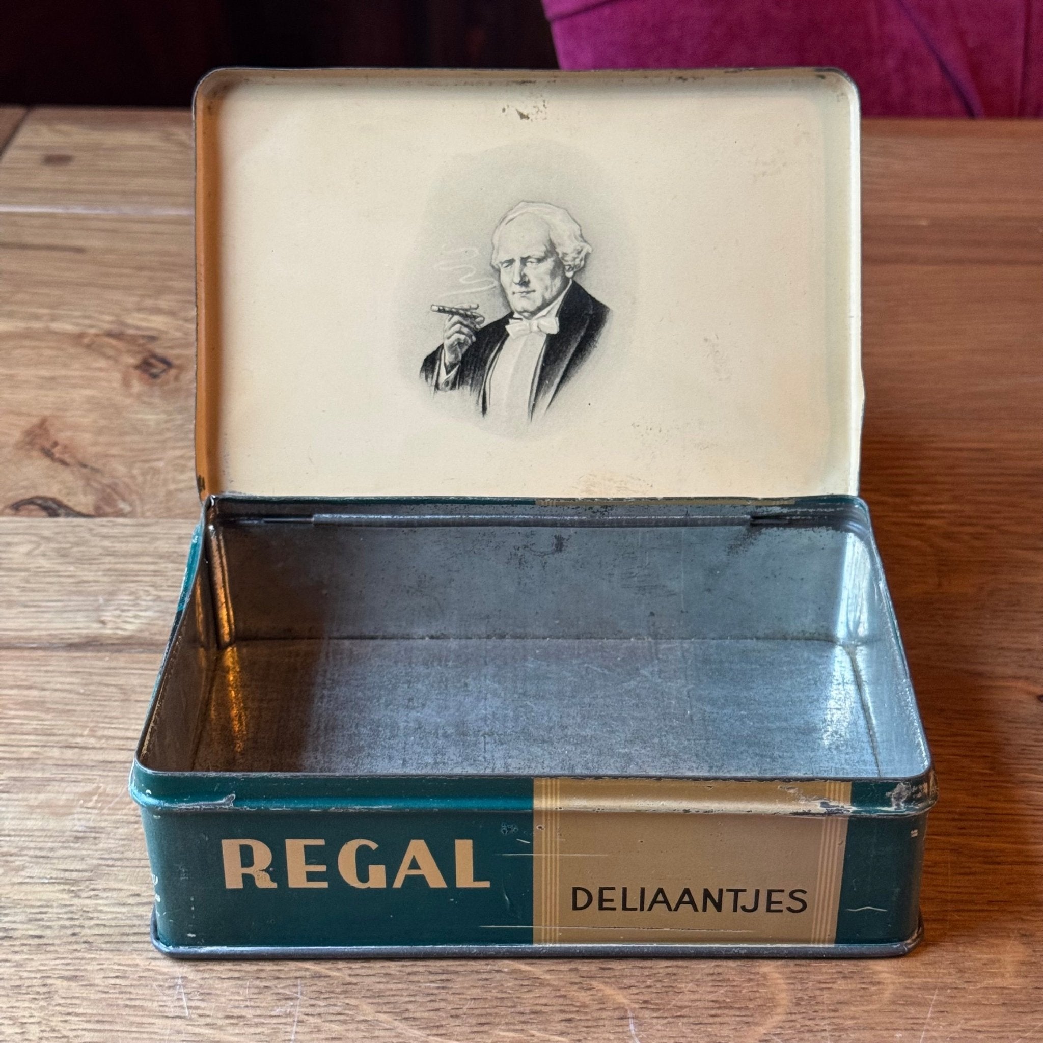 Vintage Regal Sigarenblik - Deliaantjes - Petrol Blauw & Portret (Jaren '50) - The Collectionist