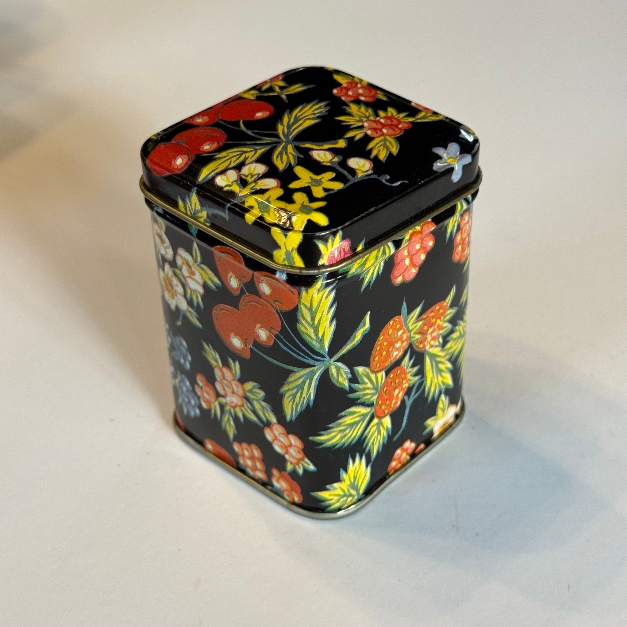 Vintage theeblik met bloemen en bessen - The Collectionist