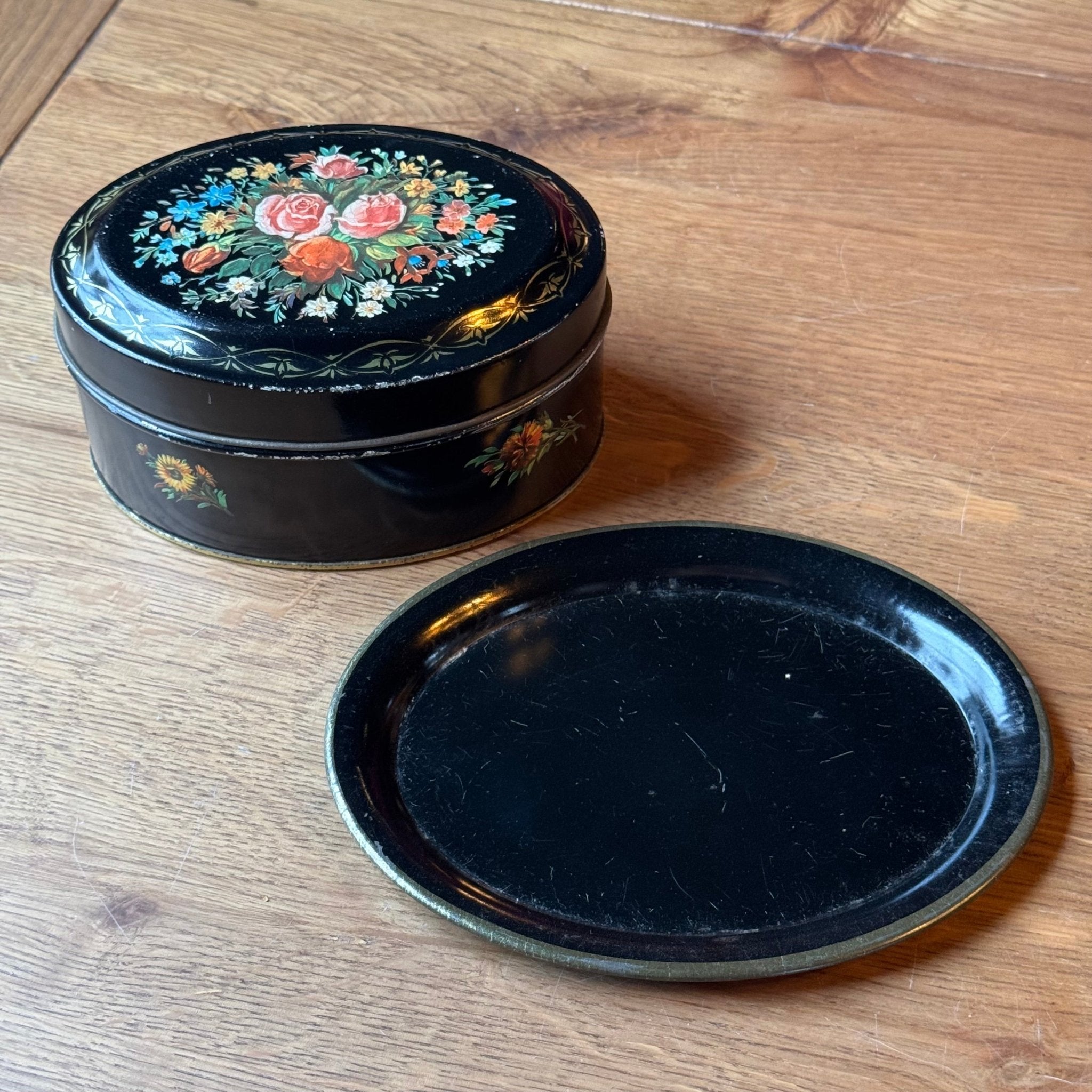 Vintage Zwart Brocante Blik met Presenteerschaal - Bloemenmotief & Goud (Jaren '50/'60) - The Collectionist