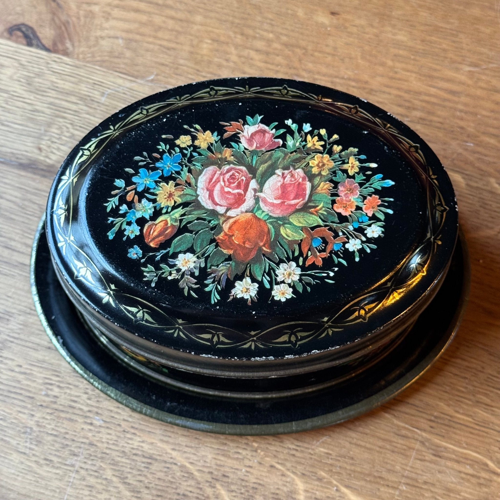 Vintage Zwart Brocante Blik met Presenteerschaal - Bloemenmotief & Goud (Jaren '50/'60) - The Collectionist