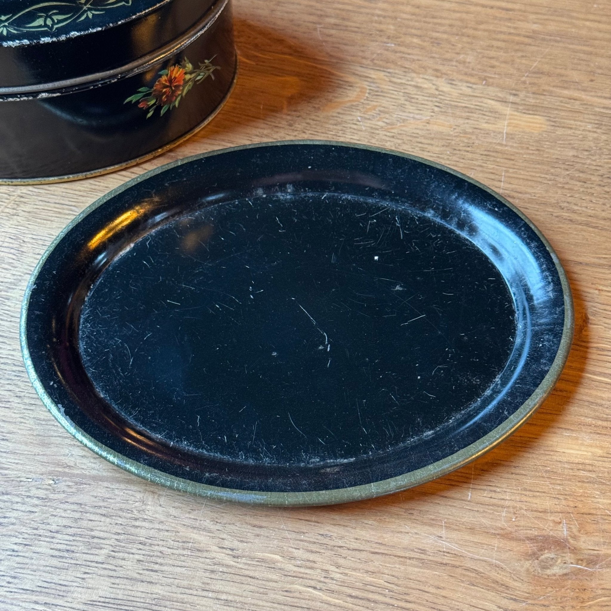 Vintage Zwart Brocante Blik met Presenteerschaal - Bloemenmotief & Goud (Jaren '50/'60) - The Collectionist