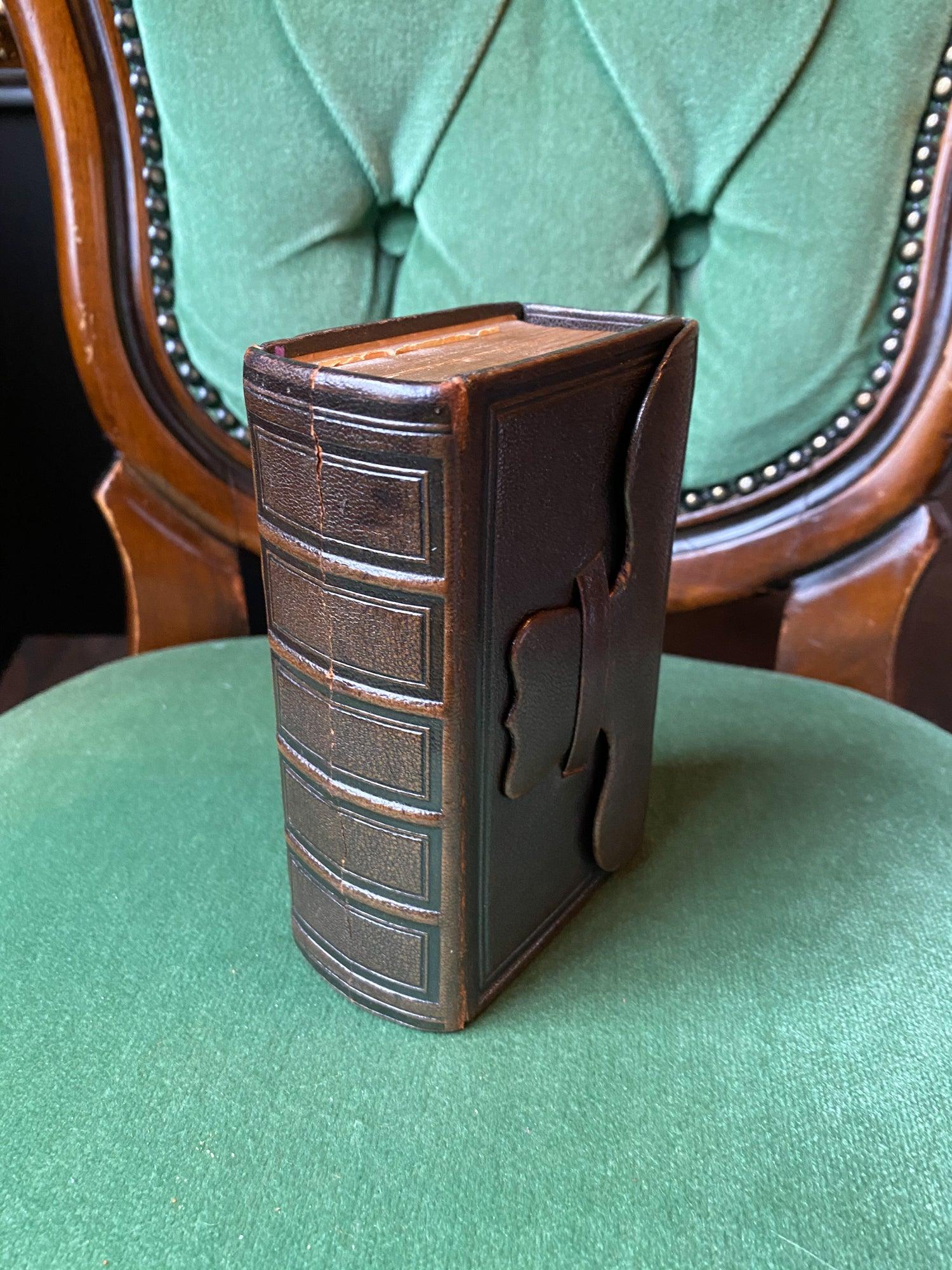 Antieke bijbel met leren kaft uit 1884 - Bamestra Curiosa