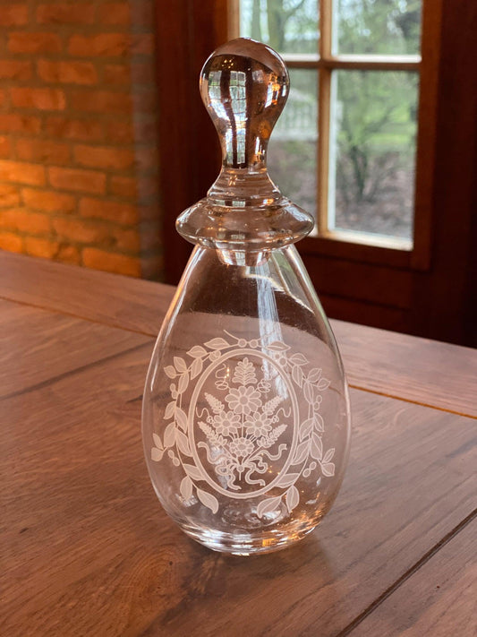 Karafje met ingegraveerde bloemen - Bamestra Curiosa