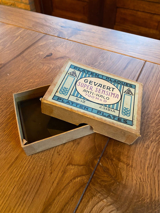 Oud doosje met glasnegatieven - Bamestra Curiosa