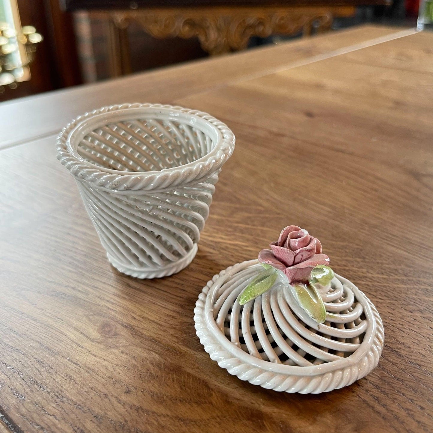 Porseleinen draadmandje met een dekseltje met een roosje - Bamestra Curiosa