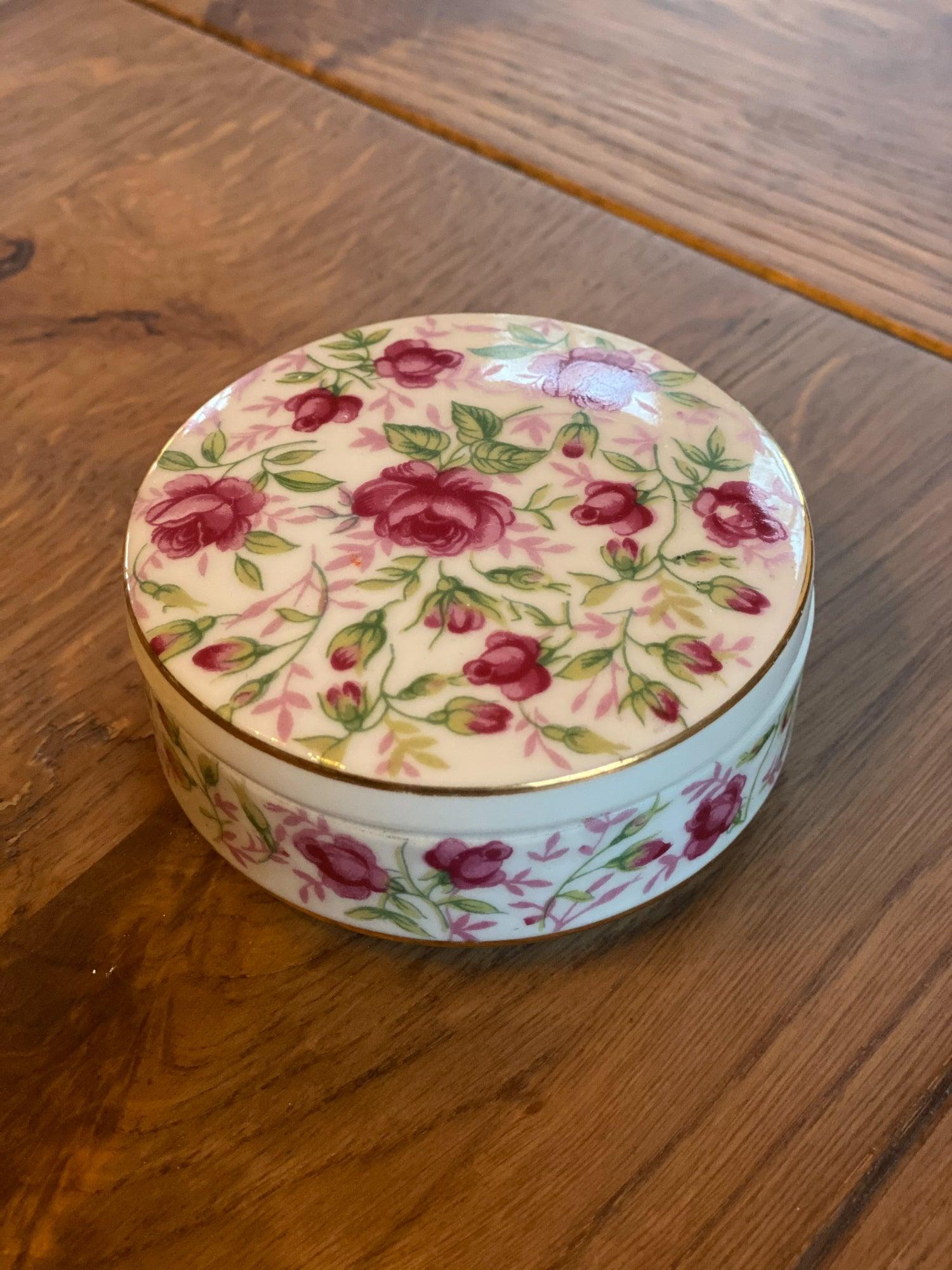 Porseleinen potje met roosjes - Bamestra Curiosa