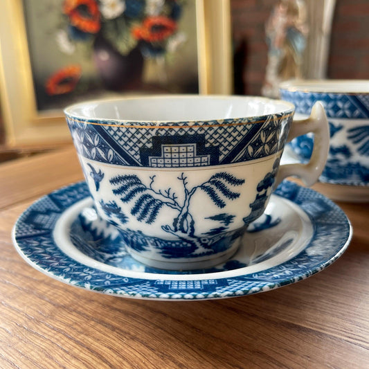 Twee kopjes met schoteltjes met Chinees motief - Bamestra Curiosa