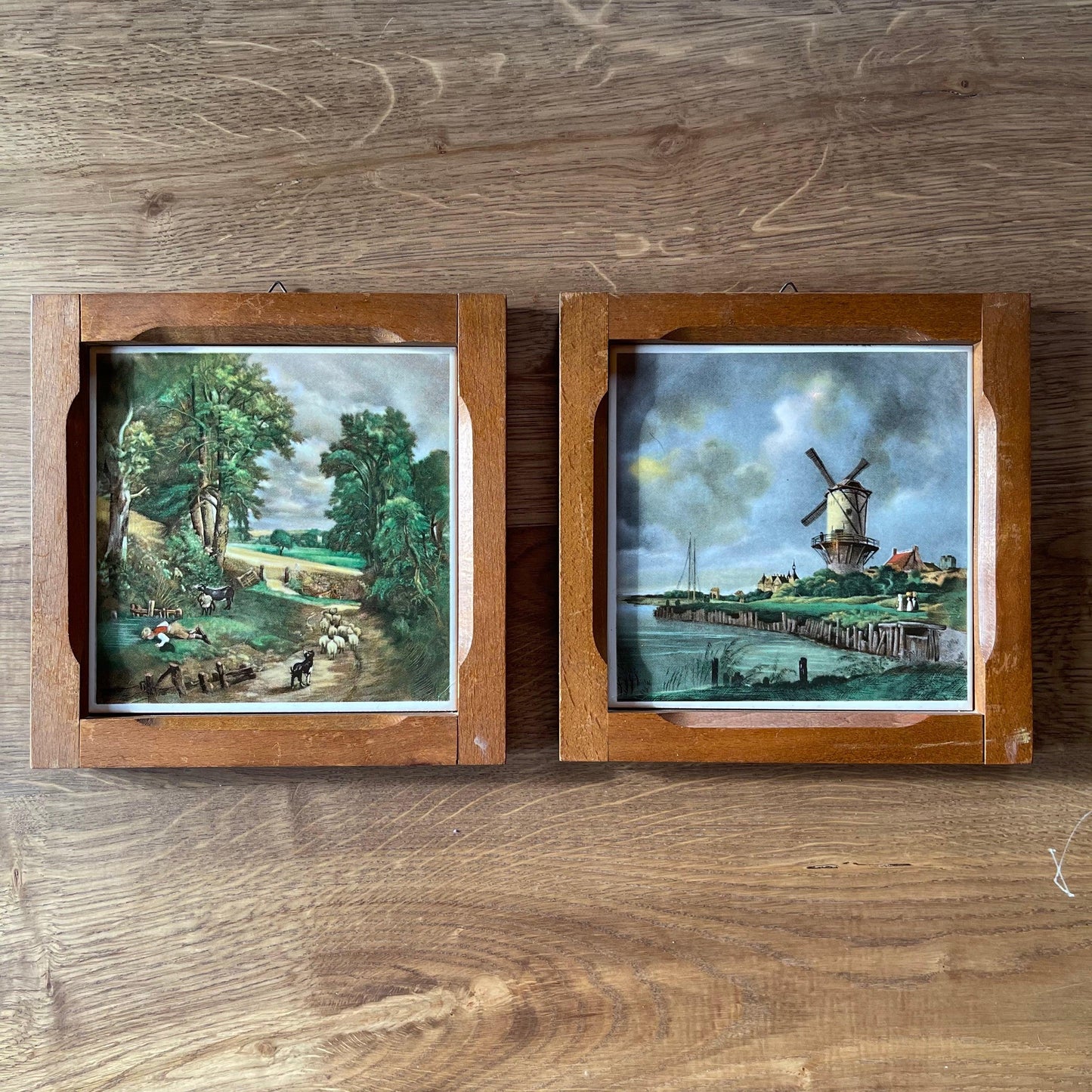 Twee wandtegels in houten lijst - Bamestra Curiosa