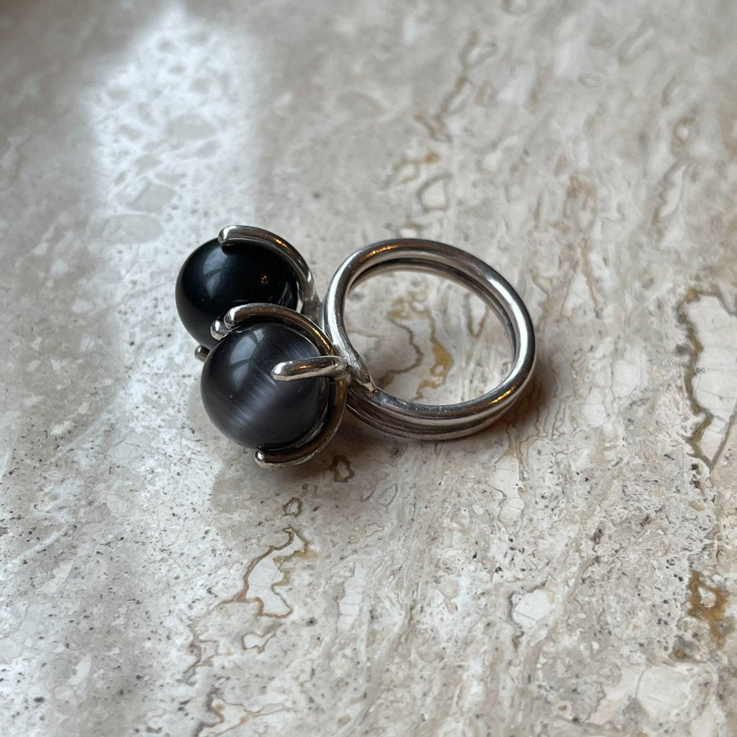 Zilveren ring met Glazen bolletjes van Wim Lammers - Bamestra Curiosa