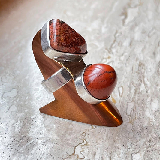 Zilveren ring met rode opaal van Wim Lammers - Bamestra Curiosa