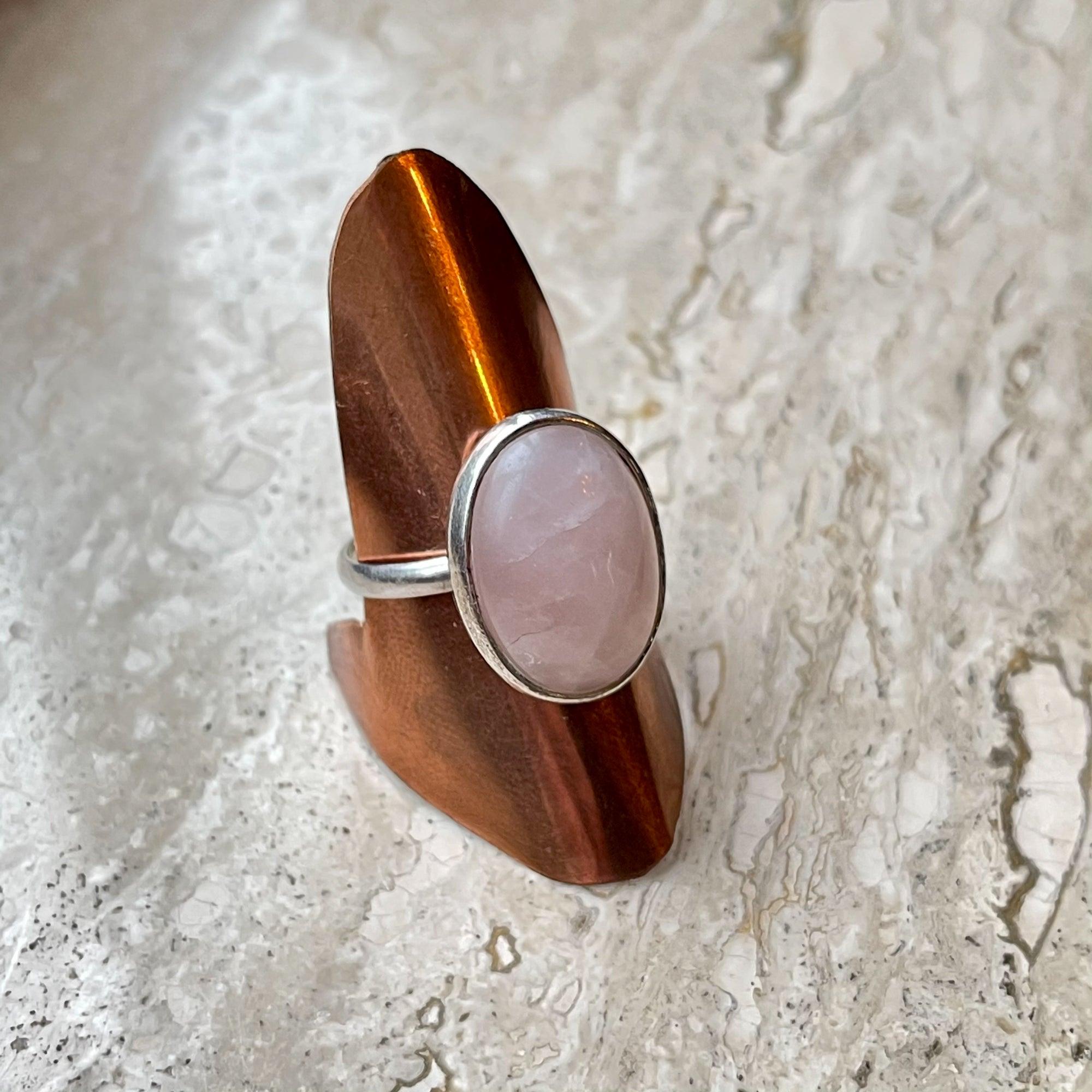 Zilveren ring met rozenkwarts van Wim Lammers - Bamestra Curiosa