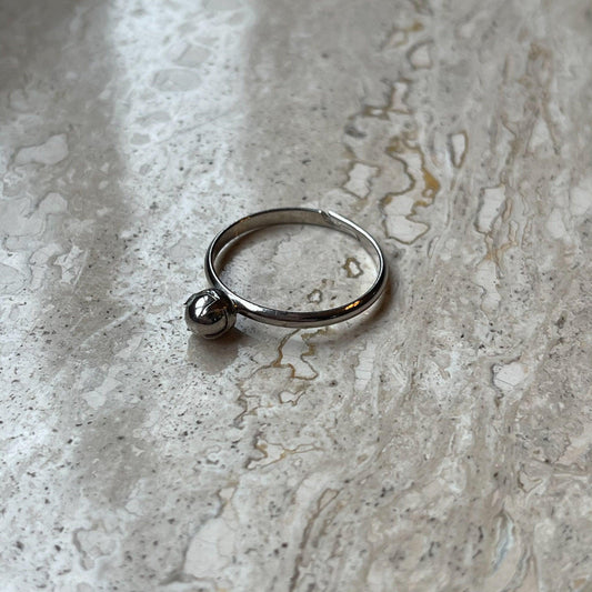Zilveren ring met zilver bolletje van Wim Lammers - Bamestra Curiosa