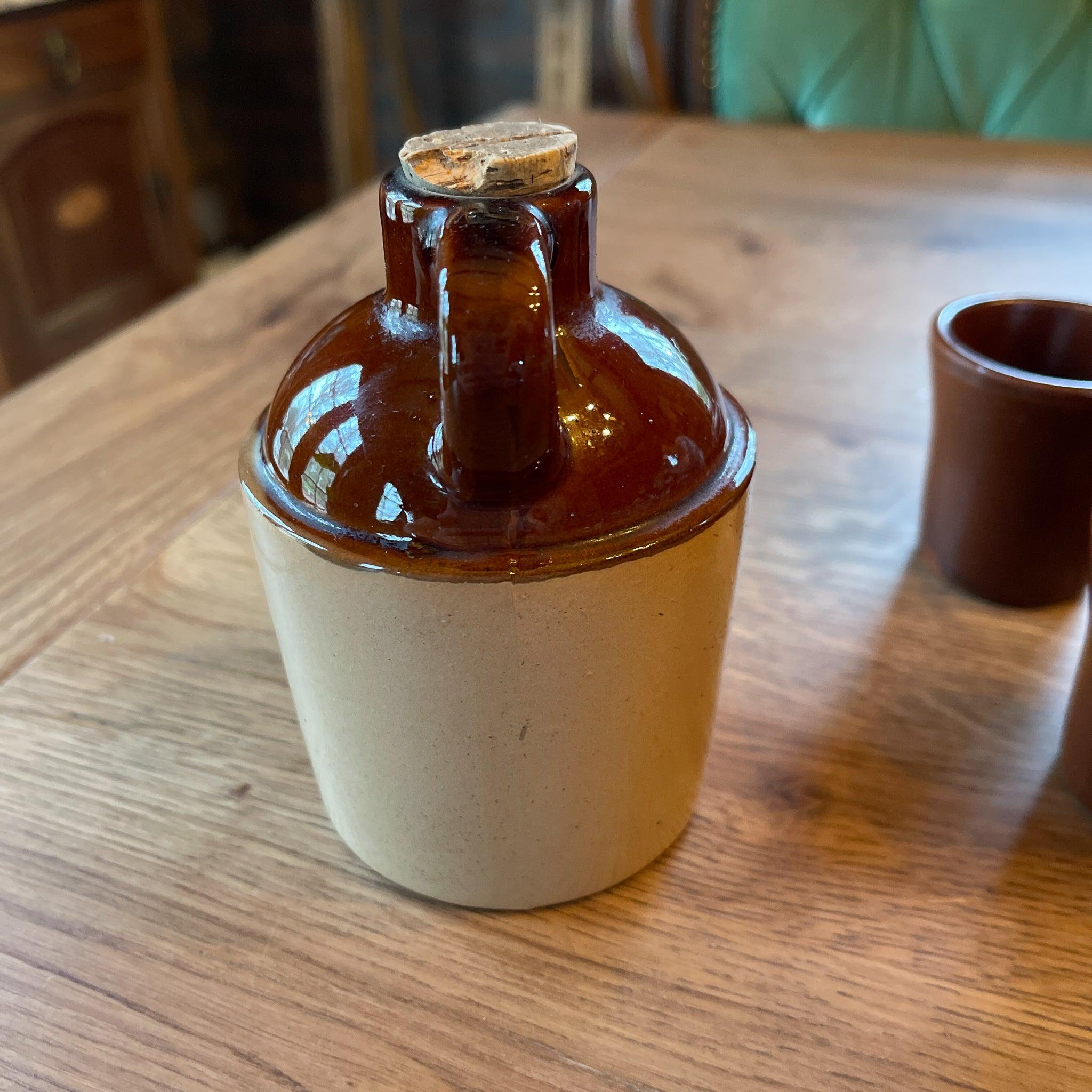 Aardewerk kruikje met 4 aardewerk bekertjes - The Collectionist