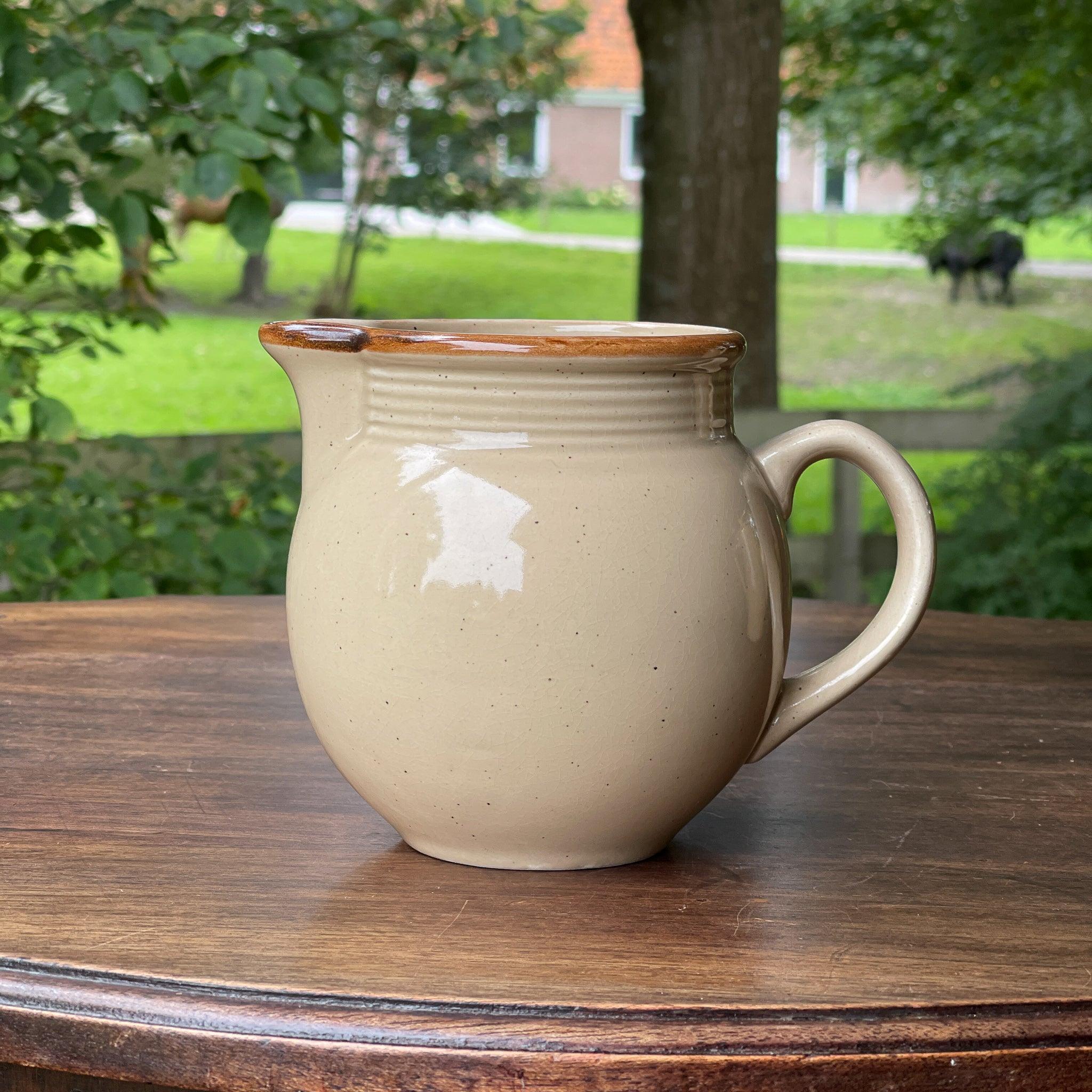 Aardewerk schenk kan - The Collectionist