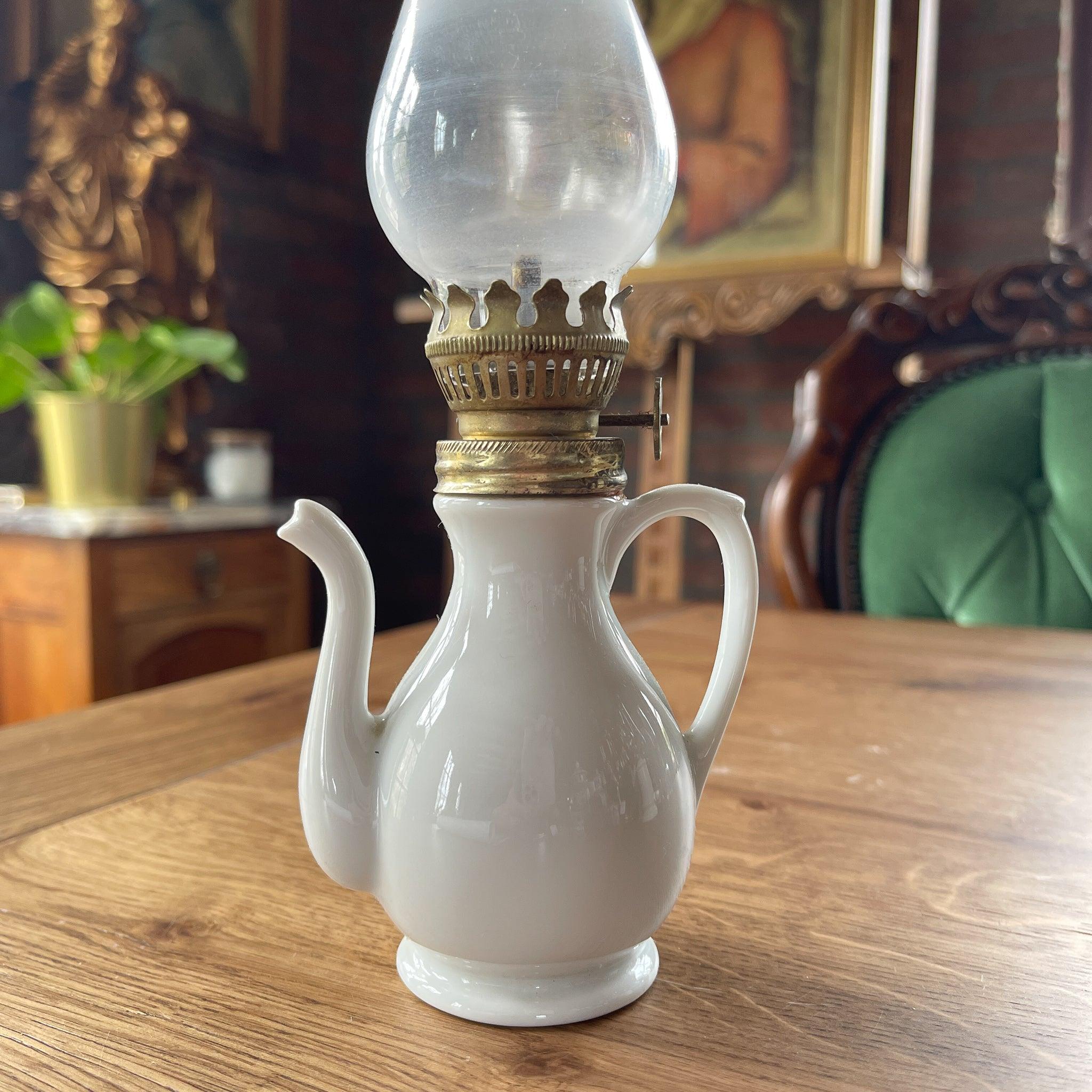 Antiek wit porseleinen olielamp theepotje - Bamestra Curiosa