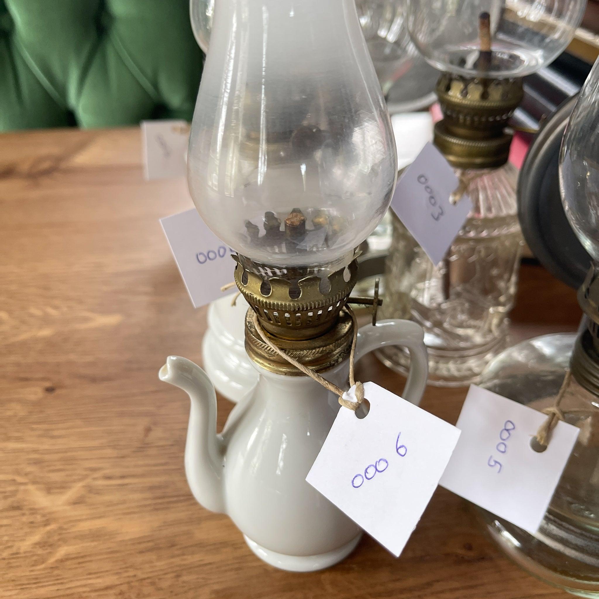 Antiek wit porseleinen olielamp theepotje - Bamestra Curiosa