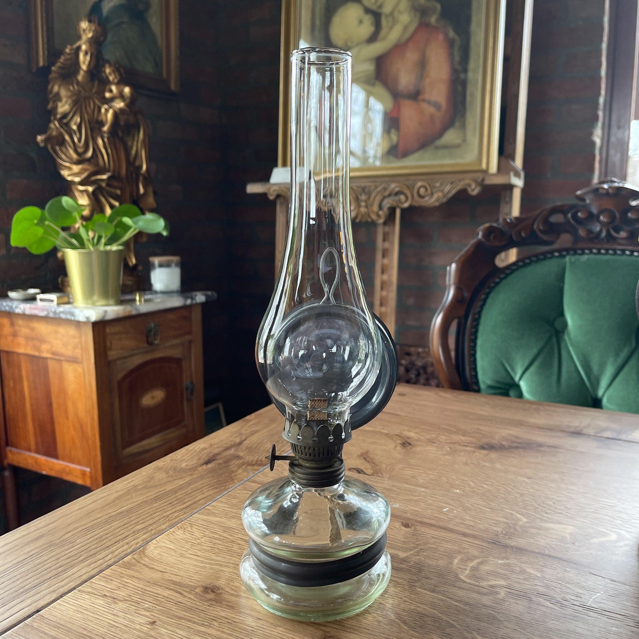 Antieke glazen olielamp - The Collectionist