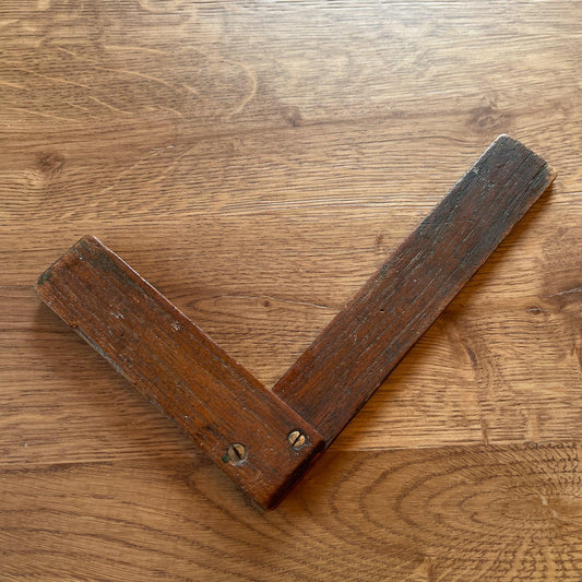 Antieke haakse hoek van hout - Bamestra Curiosa