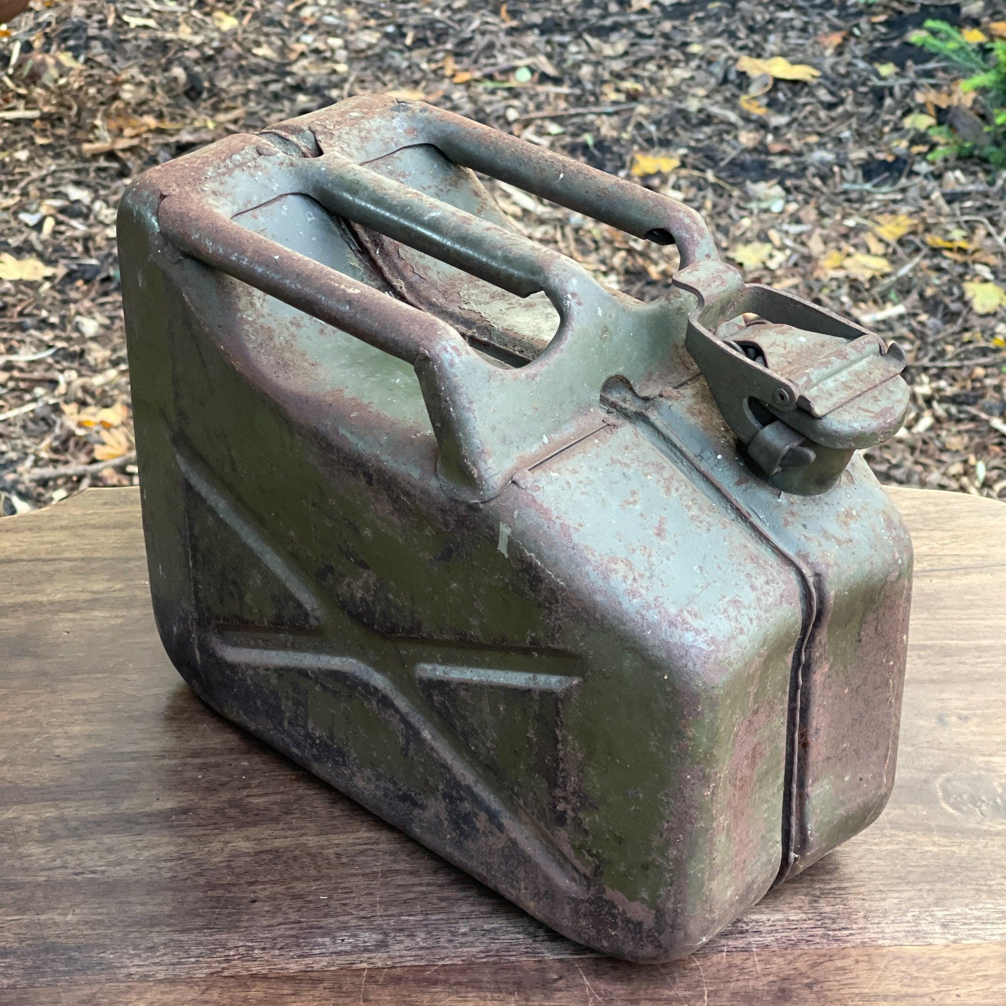 Antieke ijzeren Jerrycan A. Aubry Paris - The Collectionist