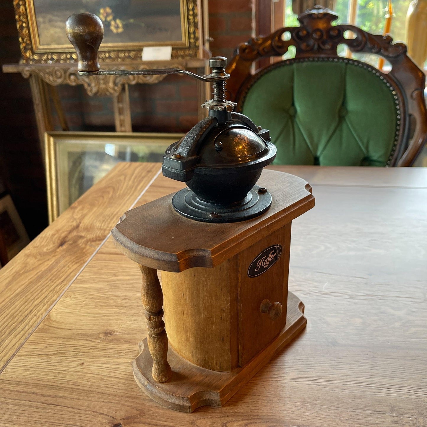 Antieke koffiemolen - Bamestra Curiosa