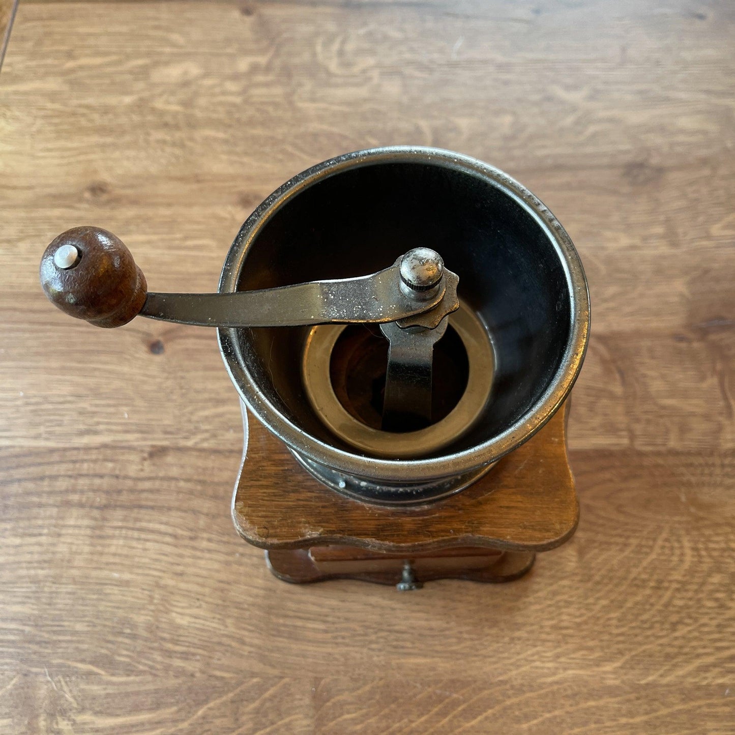 Antieke koffiemolen - Bamestra Curiosa